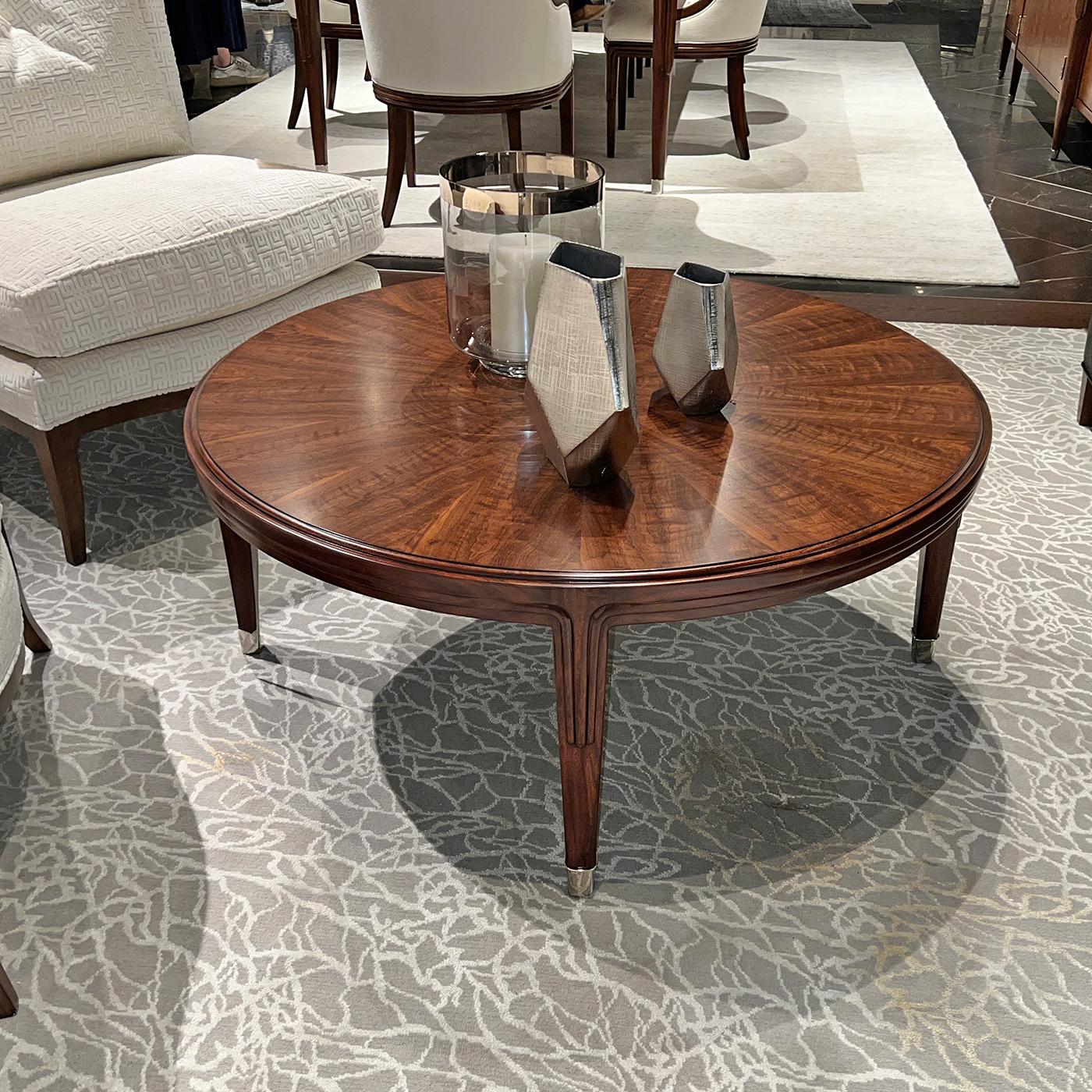 Cette table à la silhouette raffinée, aux pieds fuselés et aux détails subtilement incrustés, respire l'élégance du début du XXe siècle. Le grain chaud du bois rehausse son attrait luxueux, tandis que les pieds coiffés de nickel ajoutent une touche