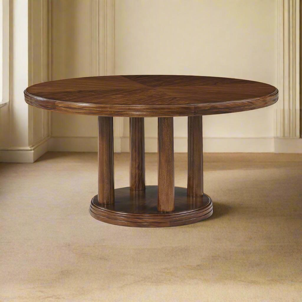 Le plateau arrondi et lisse, accentué par des détails horizontaux subtils, repose sur une base piédestale frappante pour une déclaration audacieuse mais élégante. Fabriqué à partir d'un riche placage de noyer, le plateau de la table présente un