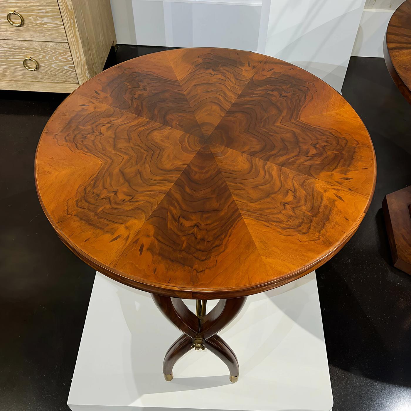 Runder Beistelltisch aus Nussbaum im Art-Déco-Stil (Art déco) im Angebot