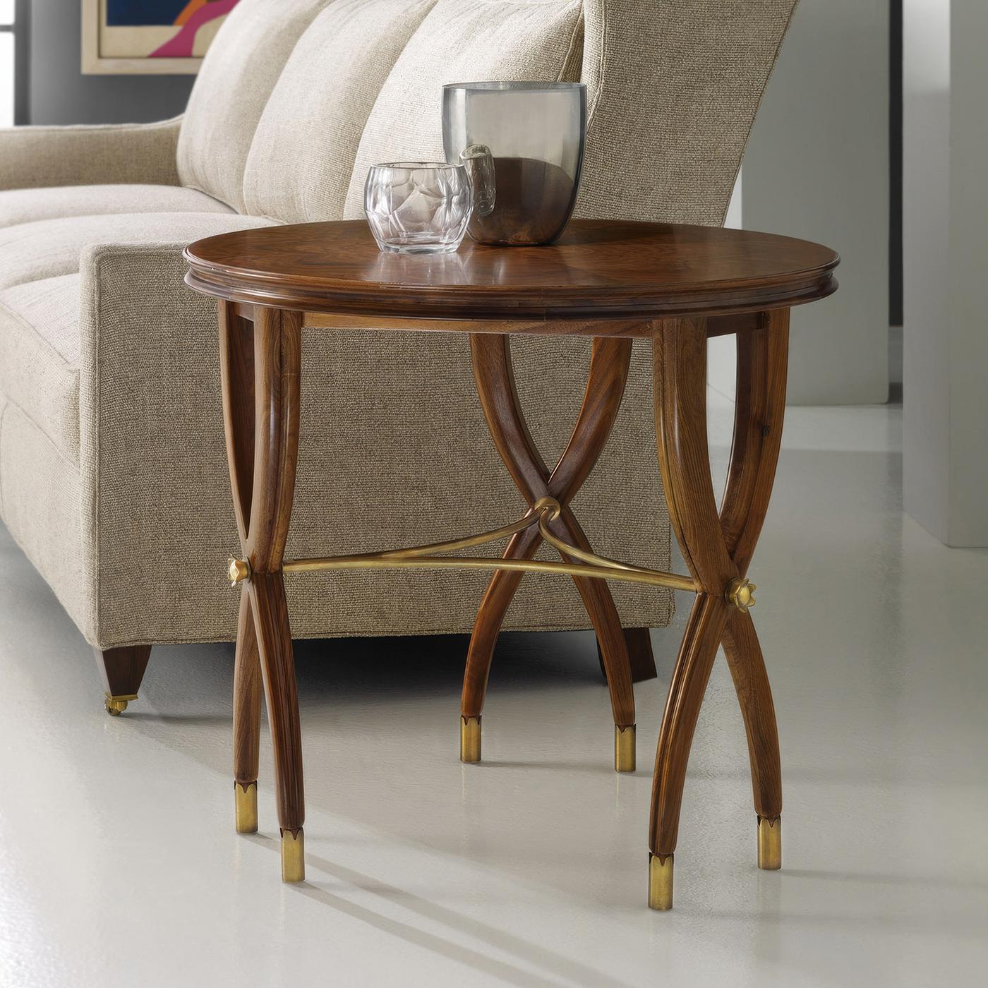 Runder Beistelltisch aus Nussbaum im Art-Déco-Stil (Vietnamesisch) im Angebot