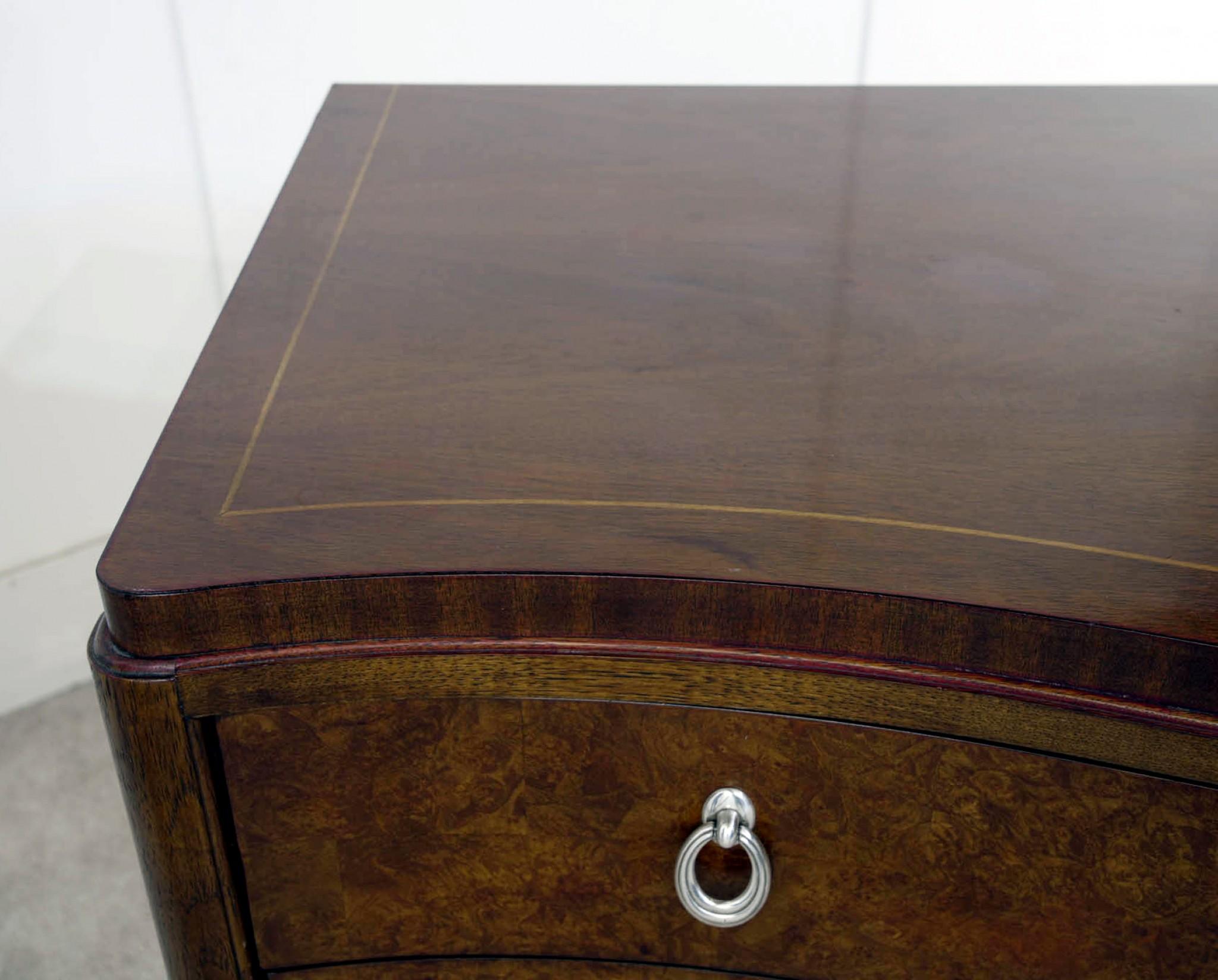Stai visualizzando una splendida credenza/cassettiera in stile art déco
Realizzato a mano in noce con maniglie cromate
Dispone di 12 cassetti per un ampio spazio di archiviazione, un pezzo molto pratico.
Eleganza e curvatura del fiocco