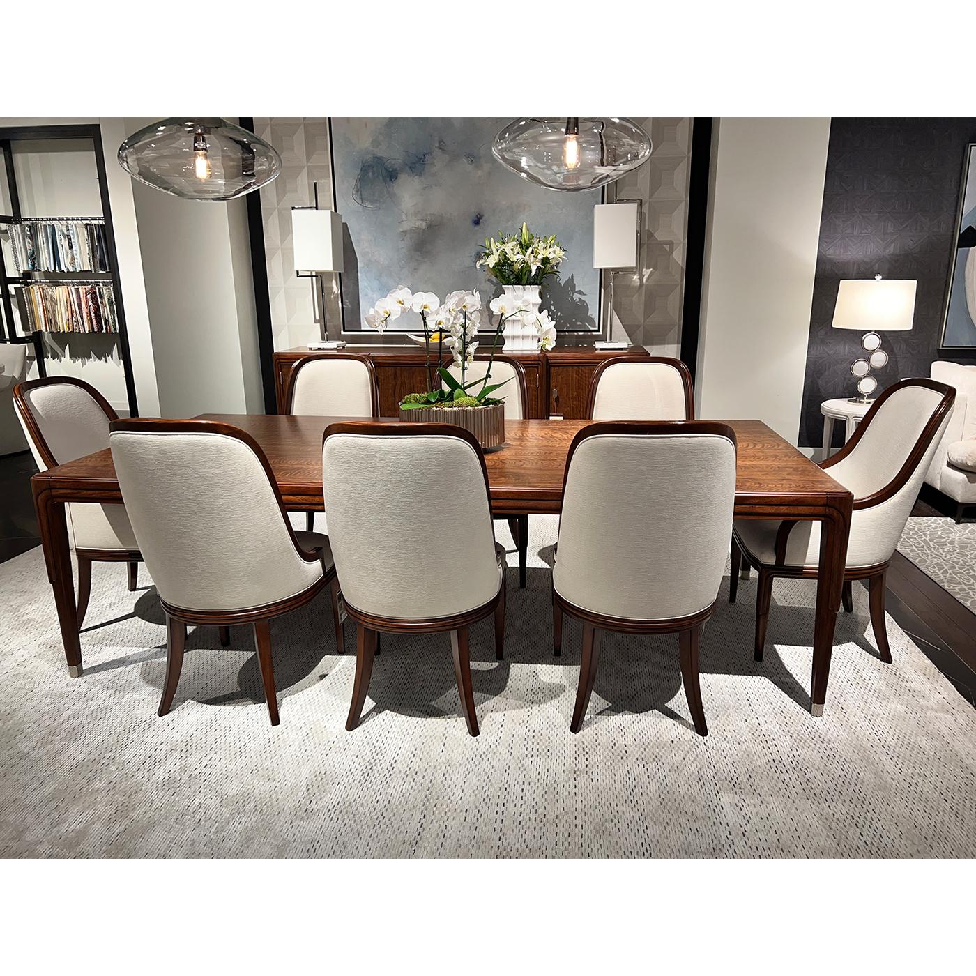 Diese Sessel mit Nussbaum-Finish verkörpern zeitlosen Luxus. Der raffinierte Holzrahmen unterstreicht seine skulpturale Präsenz, während der Marshmallow-Performance-Stoff sowohl Komfort als auch Haltbarkeit bietet.

Die sorgfältig geschneiderte