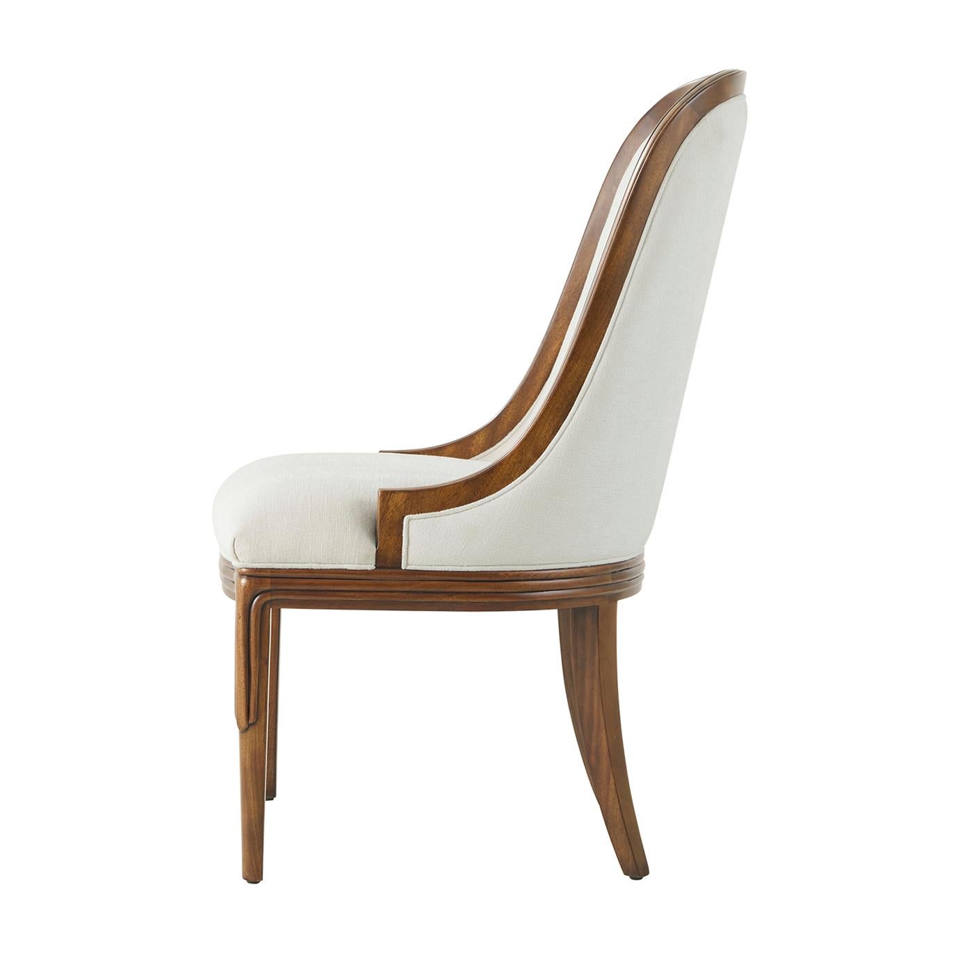 Nussbaum Art Deco gepolsterte Esszimmerstühle (2er Set) (21. Jahrhundert und zeitgenössisch) im Angebot