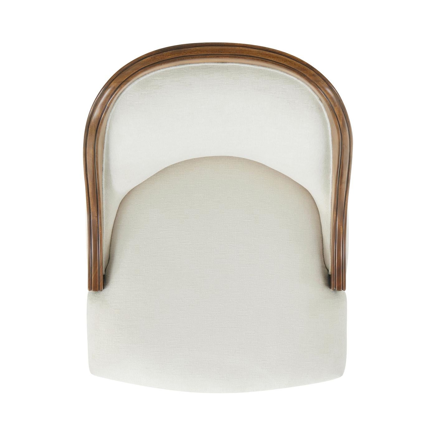 Nussbaum Art Deco gepolsterte Esszimmerstühle (2er Set) im Angebot 2