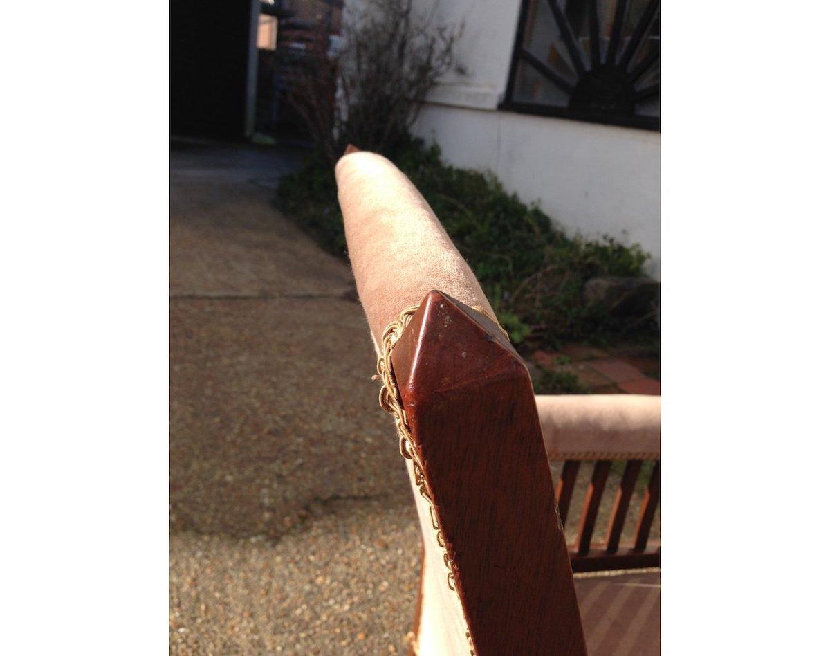 Arts and Crafts-Sessel aus Nussbaumholz mit Pyramidendetails und geschwungenen Armlehnen im Zustand „Gut“ im Angebot in London, GB