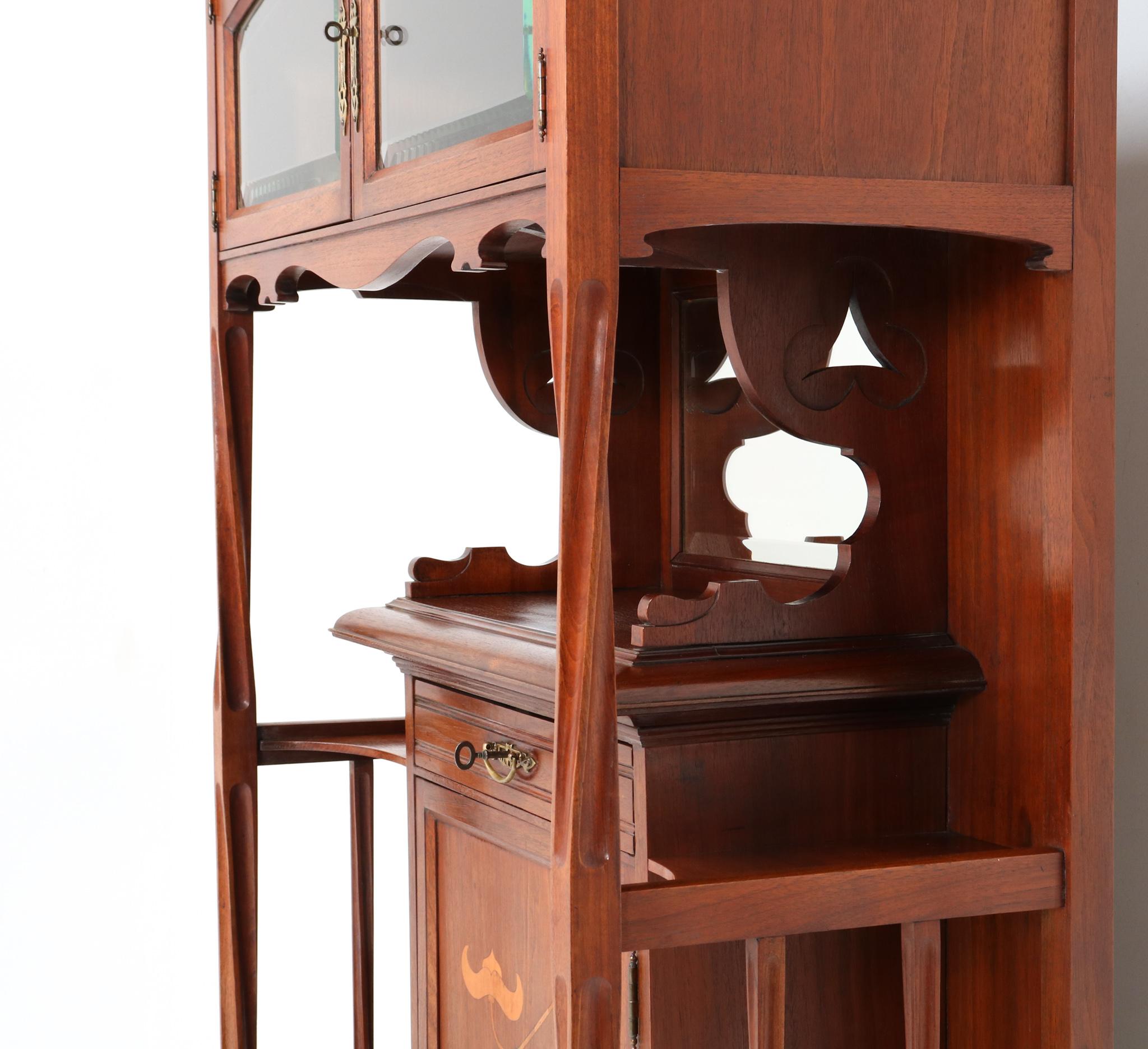 Walnut Arts & Crafts Art Nouveau Cabinet by Royal H.P. Mutters & Zoon, 1900s In Good Condition In Amsterdam, NL