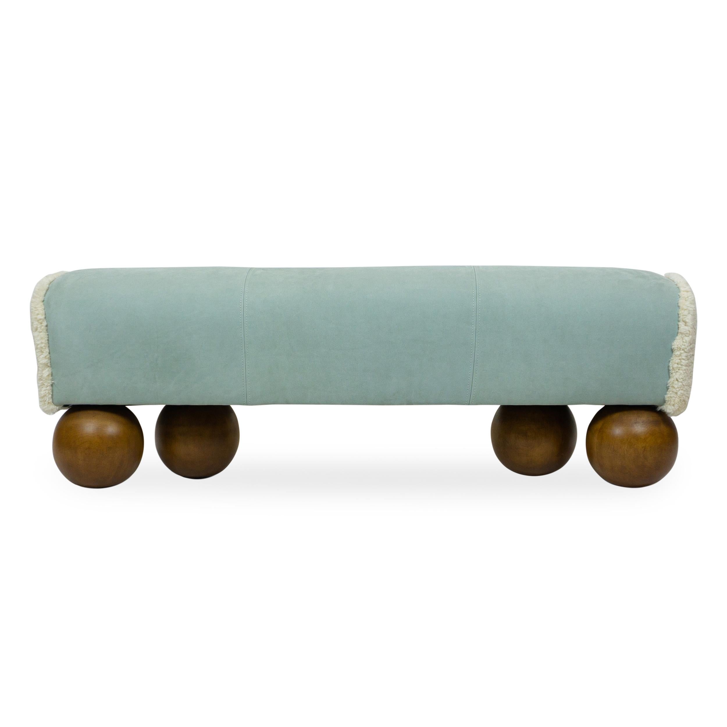 Fait main Banc à pieds boules en noyer avec assise en forme de selle en cuir - personnalisable en vente
