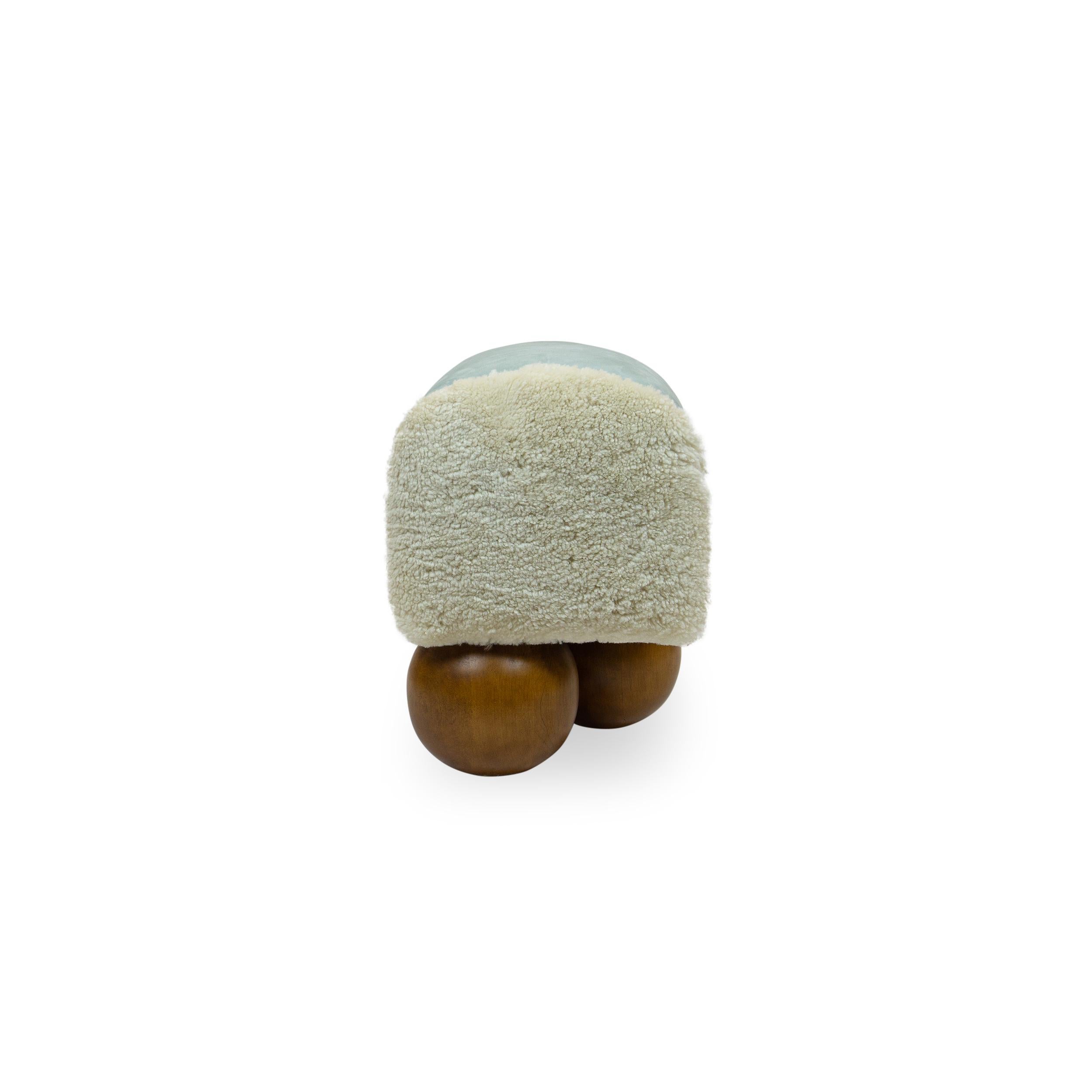 XXIe siècle et contemporain Banc à pieds boules en noyer avec assise en forme de selle en cuir - personnalisable en vente