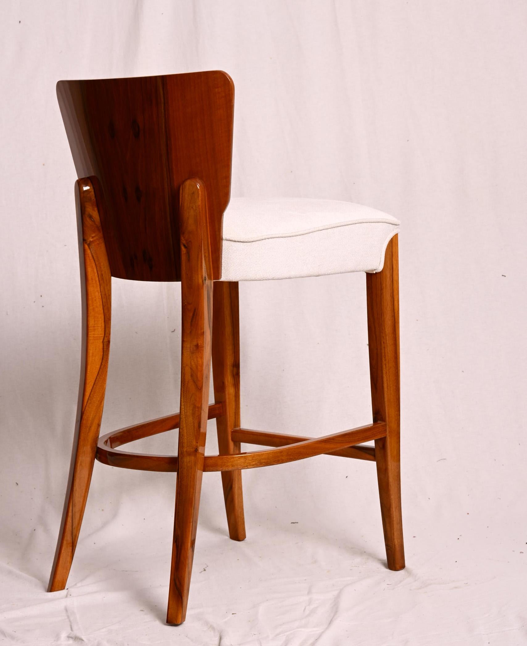 Taburete de bar de nogal al estilo de Jindrich Jalabala en venta 4