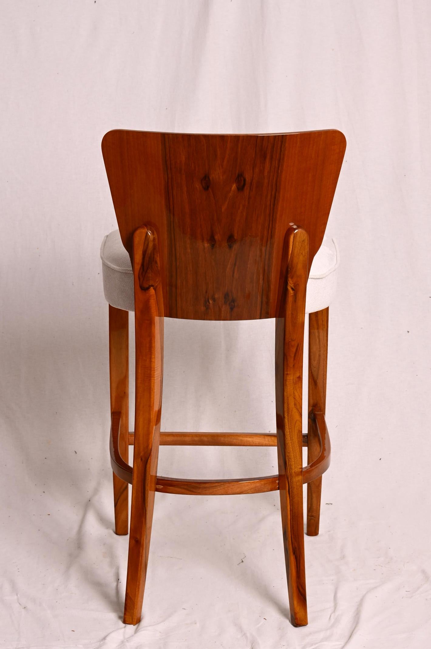 Taburete de bar de nogal al estilo de Jindrich Jalabala en venta 5