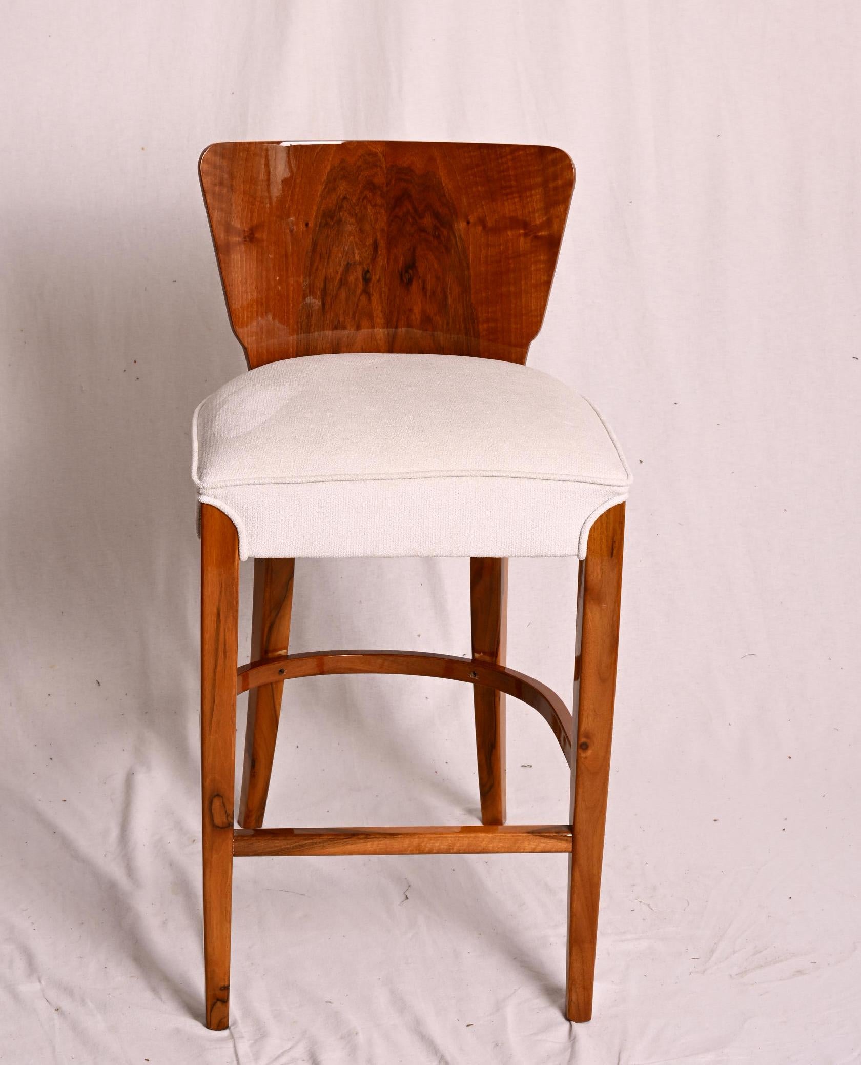 Taburete de bar de nogal al estilo de Jindrich Jalabala en Nuevo estado para la venta en Vienna, AT