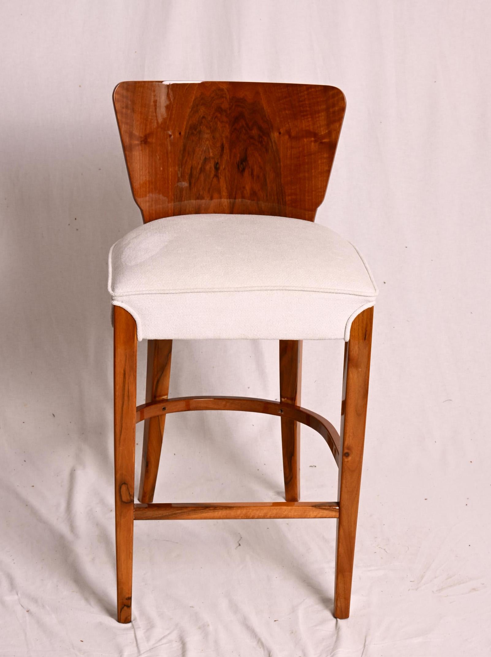 Taburete de bar de nogal al estilo de Jindrich Jalabala Siglo XXI y contemporáneo en venta