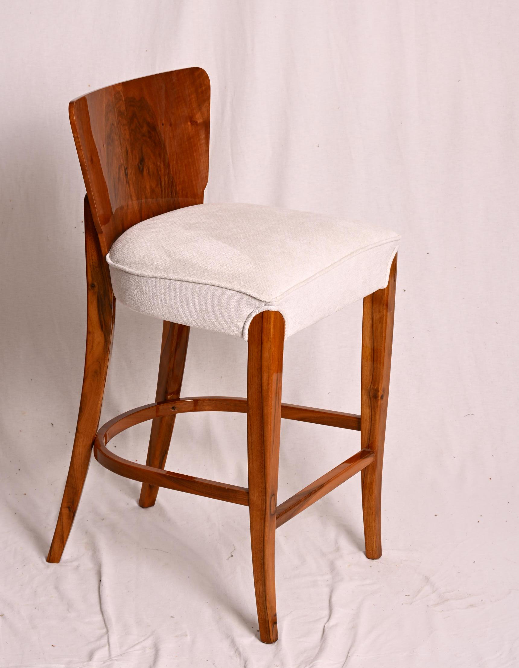 Taburete de bar de nogal al estilo de Jindrich Jalabala en venta 1