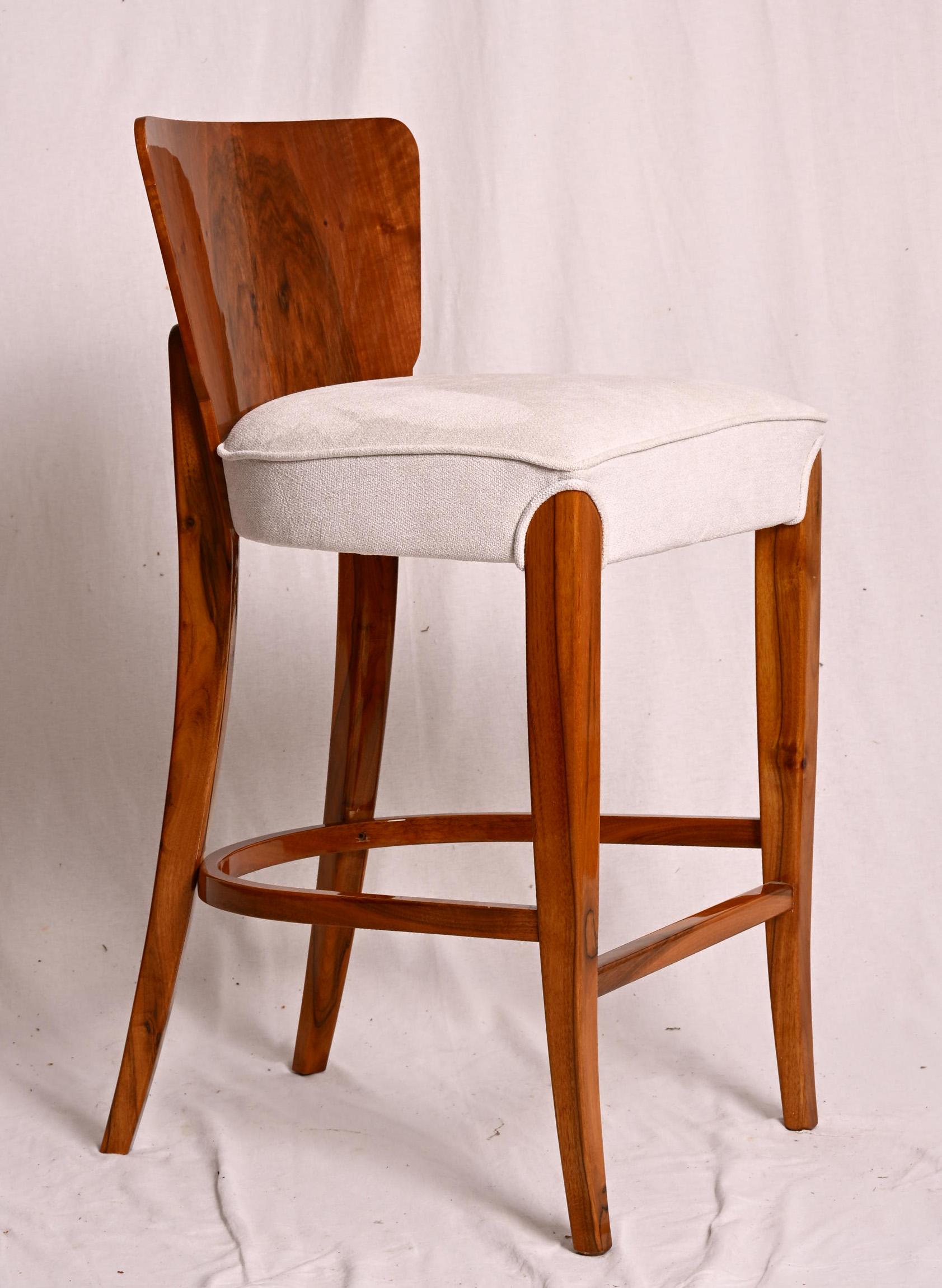 Taburete de bar de nogal al estilo de Jindrich Jalabala en venta 2