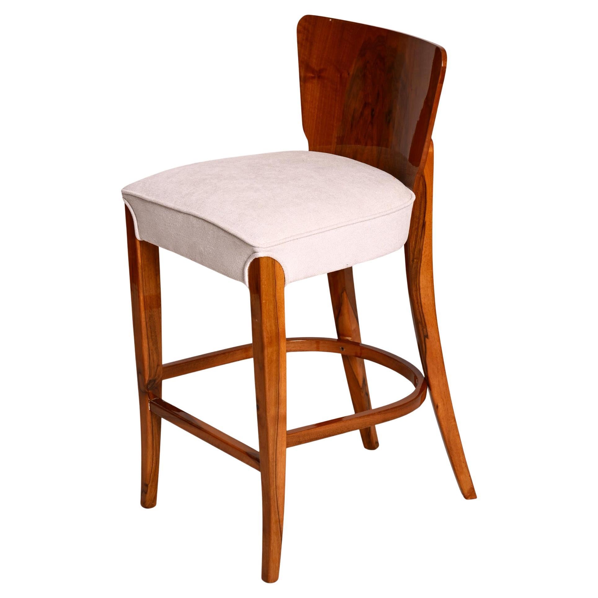 Taburetes de bar con respaldo de nogal y patas de nogal. Asiento tapizado.