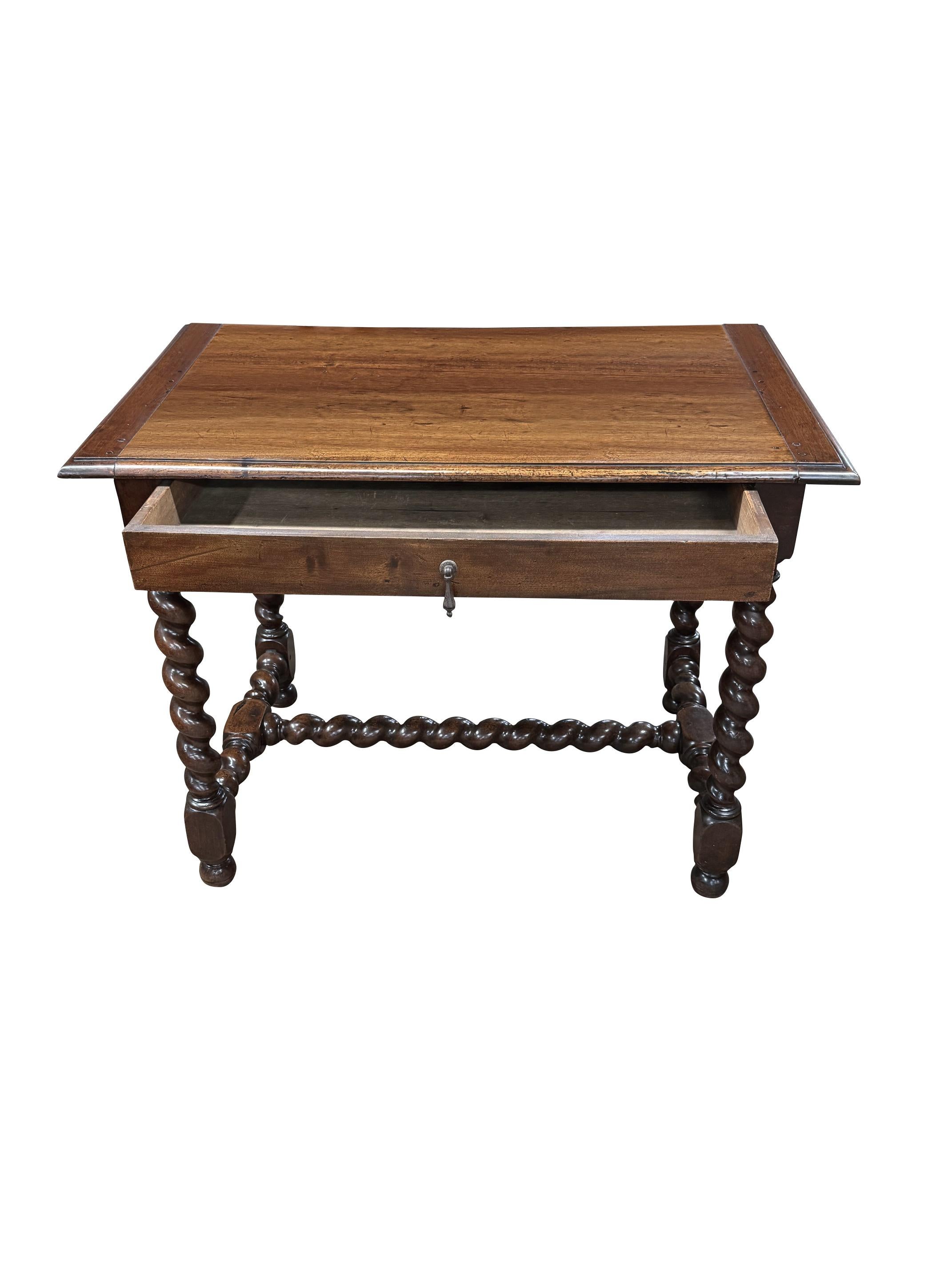 Bureau italien du 19e siècle à pieds torsadés en orge et à traverses.
Grand tiroir simple.
Matériel d'origine.
Noyer.
Pieds en forme de boule.
Récemment rénové.