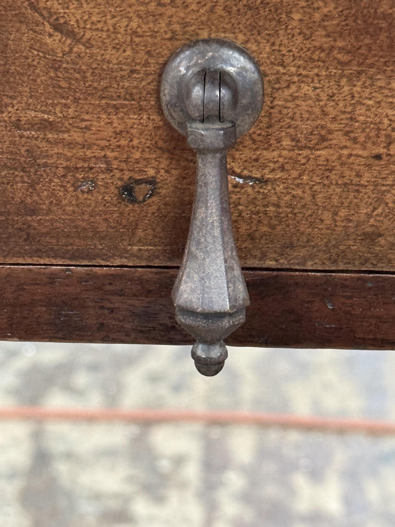 Noyer Bureau à pieds torsadés en noyer et orge, Italie, XIXe siècle en vente