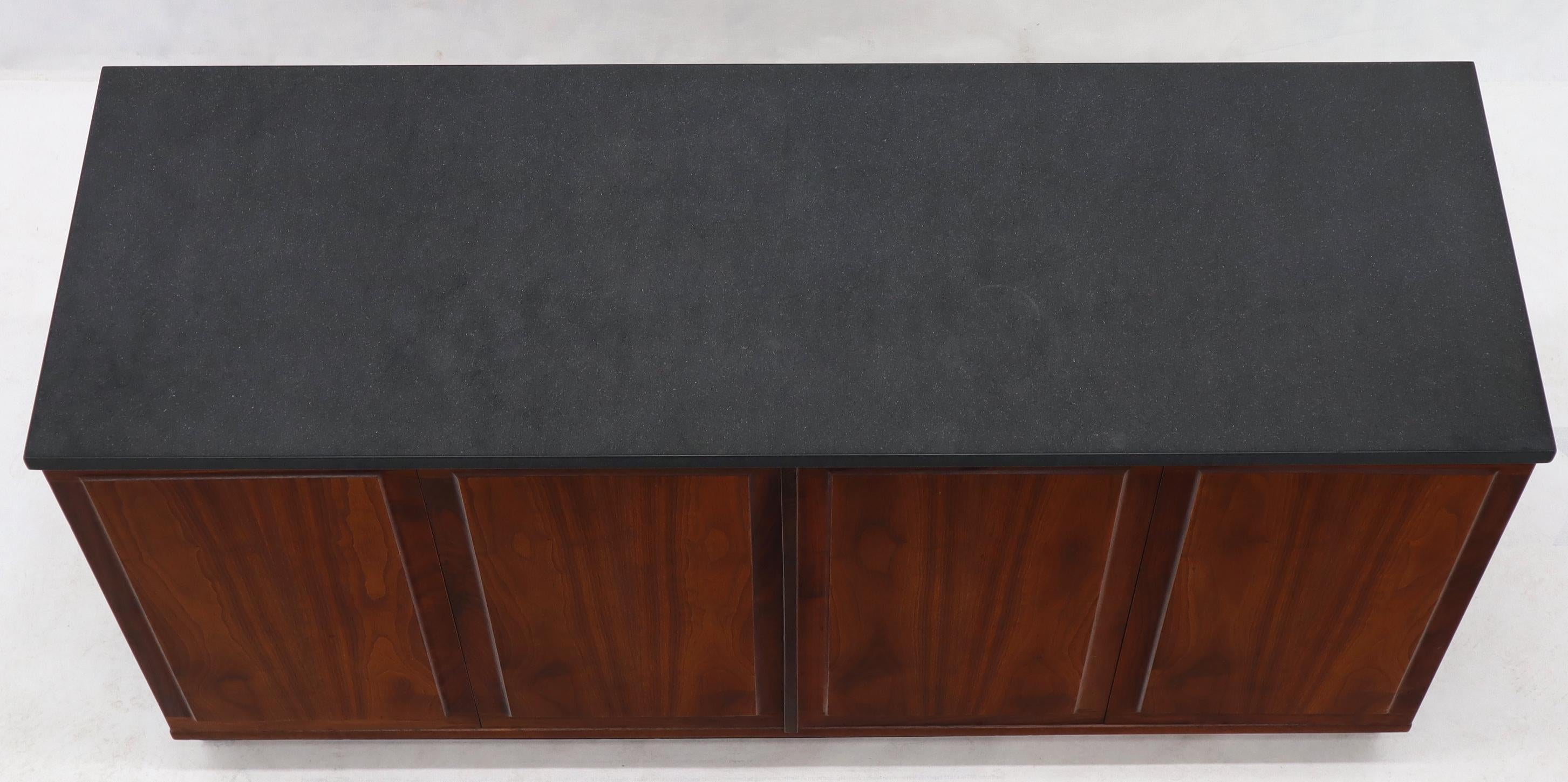 Américain Petit meuble crédence en noyer avec dessus en ardoise TV Stand Cabinet Console Table en vente