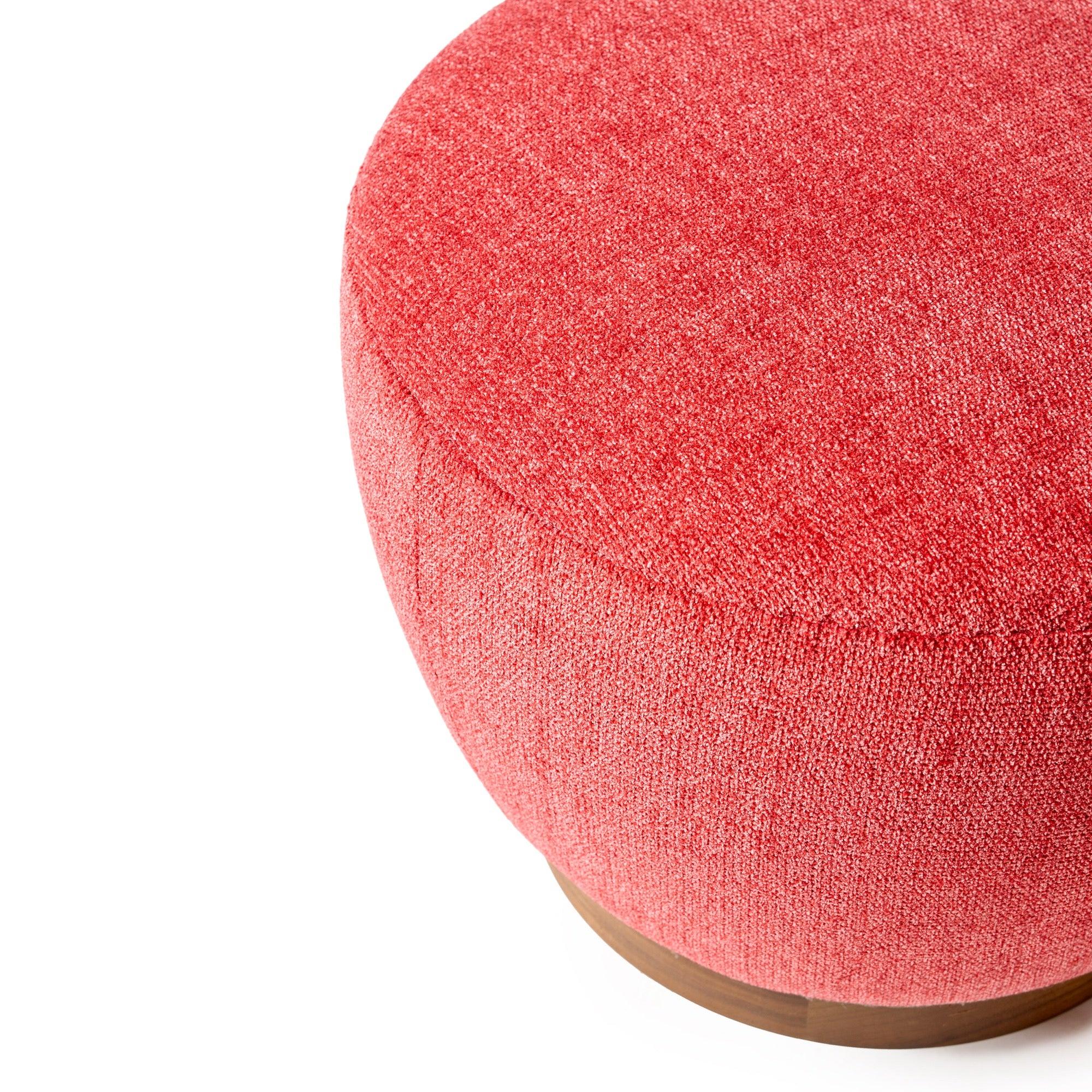 Un pouf tradizionale a molle elicoidali, realizzato a mano e legato, con una base in noce oliato.