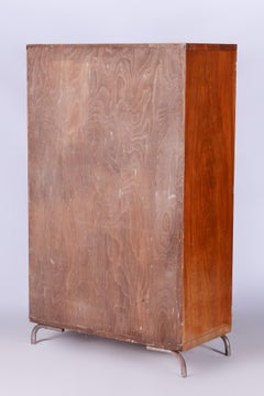 Armario Bauhaus de nogal fabricado en Chequia por Robert Slezak, 1930-1939