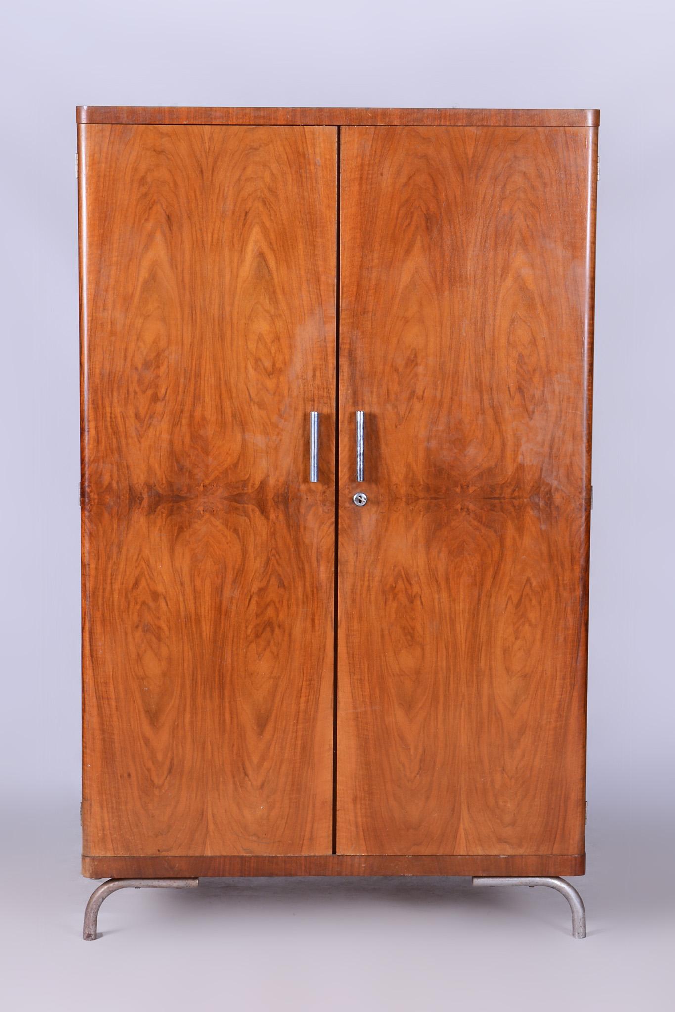 Walnut Bauhaus Wardrobe Made in Czechia by Robert Slezak, 1930-1939 In Good Condition For Sale In Horomerice, CZ