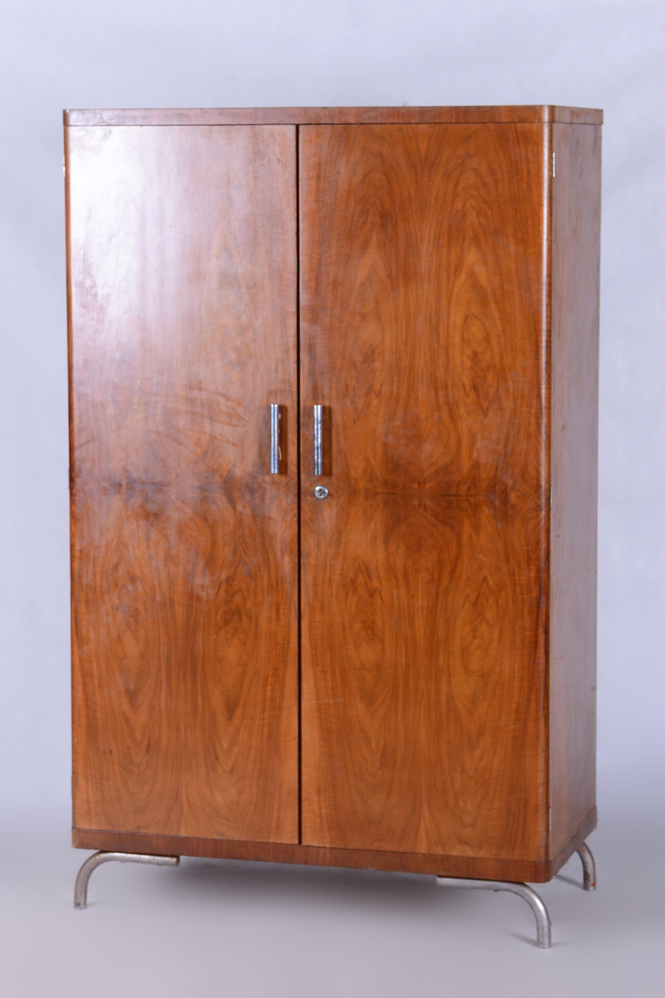 Armoire Bauhaus en noyer fabriquée en République tchèque par Robert Slezak, 1930-1939 en vente 1