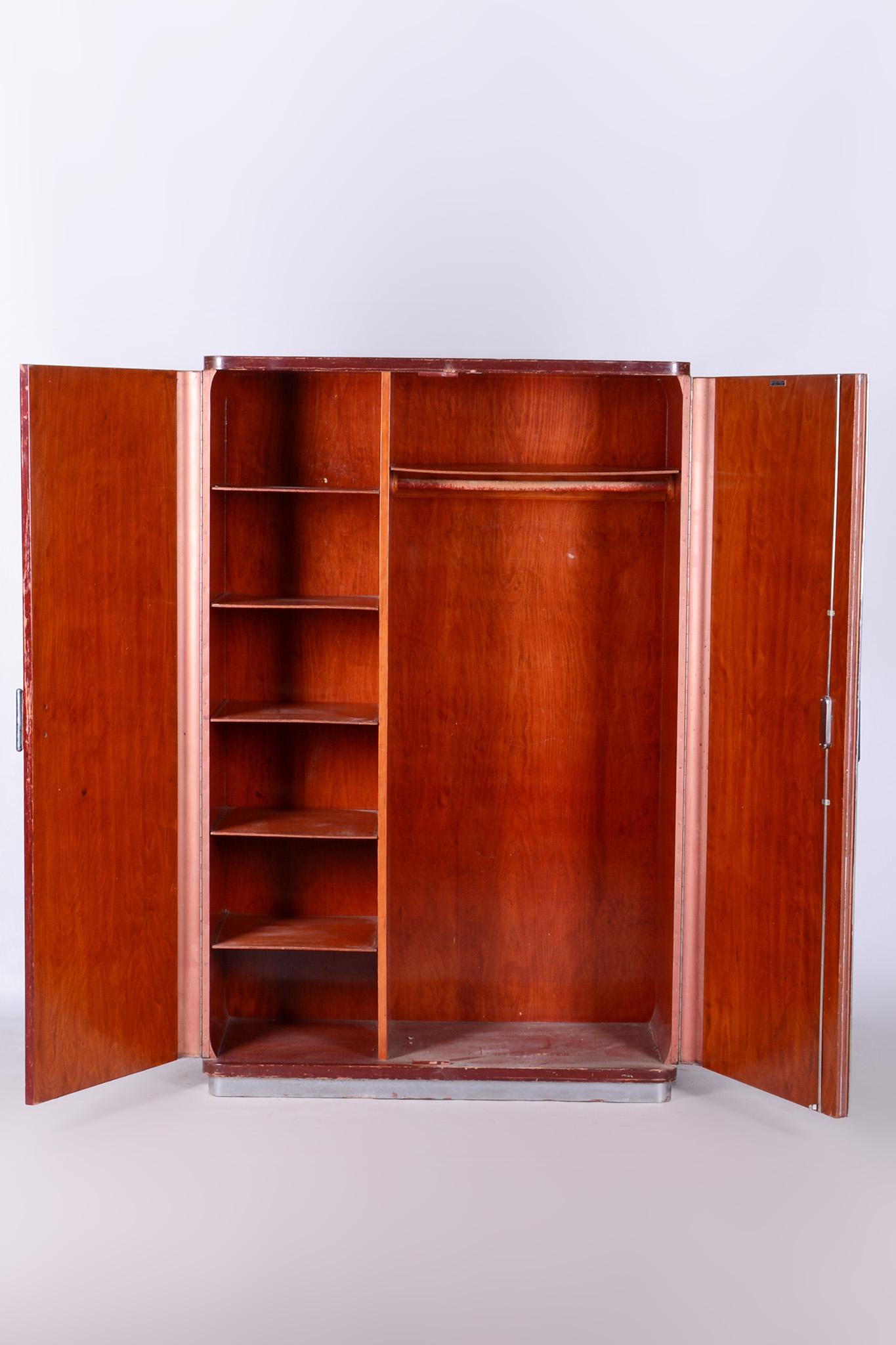 Walnut Bauhaus Wardrobe Made in Czechia by Vichr a Spol, 1930-1939 In Good Condition For Sale In Horomerice, CZ