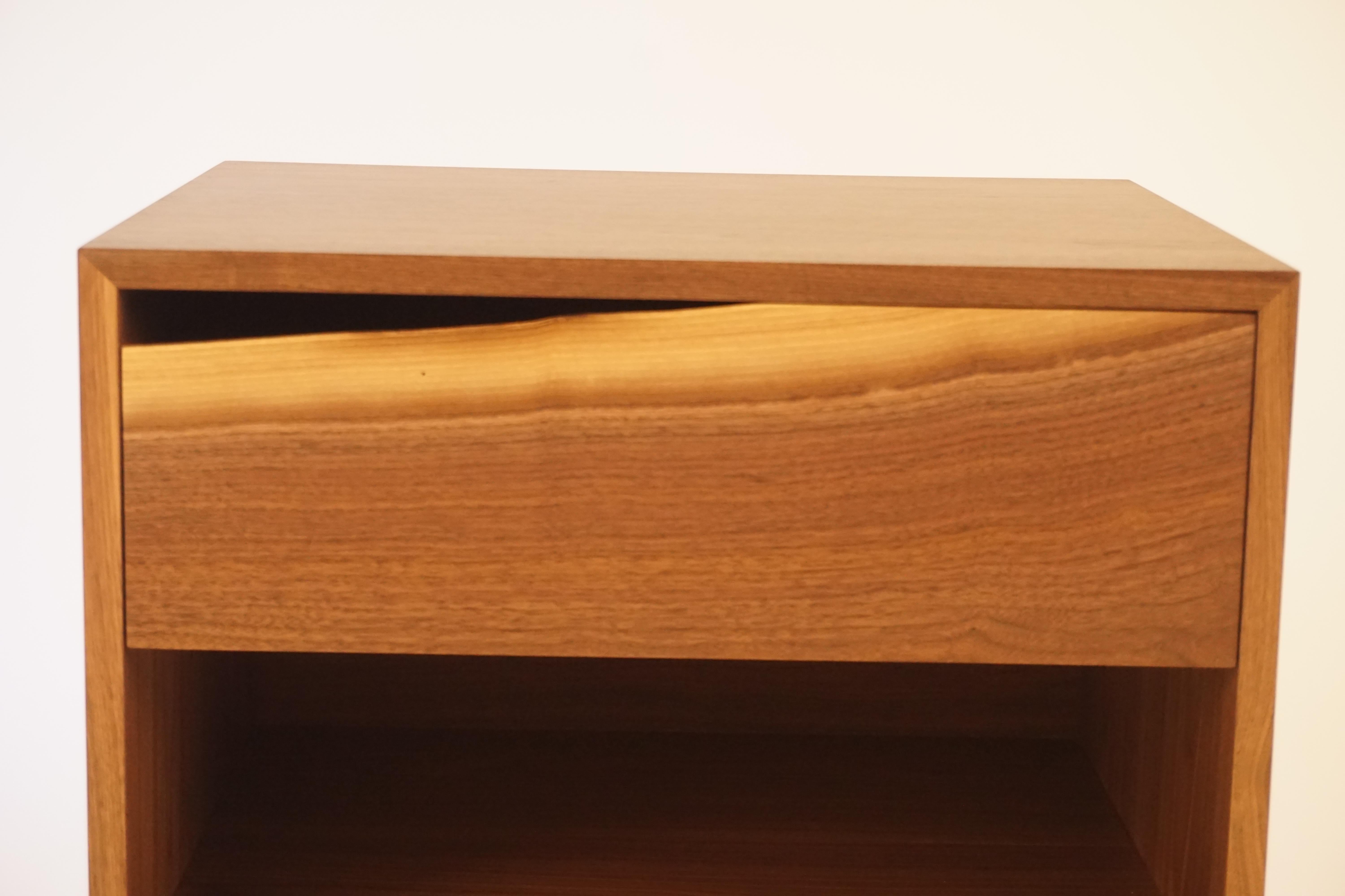 Nachttisch aus Nussbaumholz mit natürlichen Kanten und Schubladenfronten von Chris Lehrecke im Zustand „Neu“ im Angebot in Bangall, NY