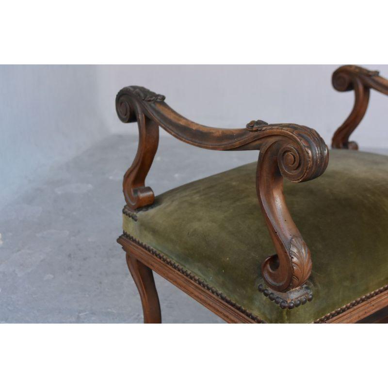 Bench with armrests with windings in Renaissance style in walnut covered with green velvet. Decor with acanthus leaves. Height dimension 63 cm for a seat of 63 cm by 45 cm

Additional information:
Style: French Renaissance
Material: wallnut,