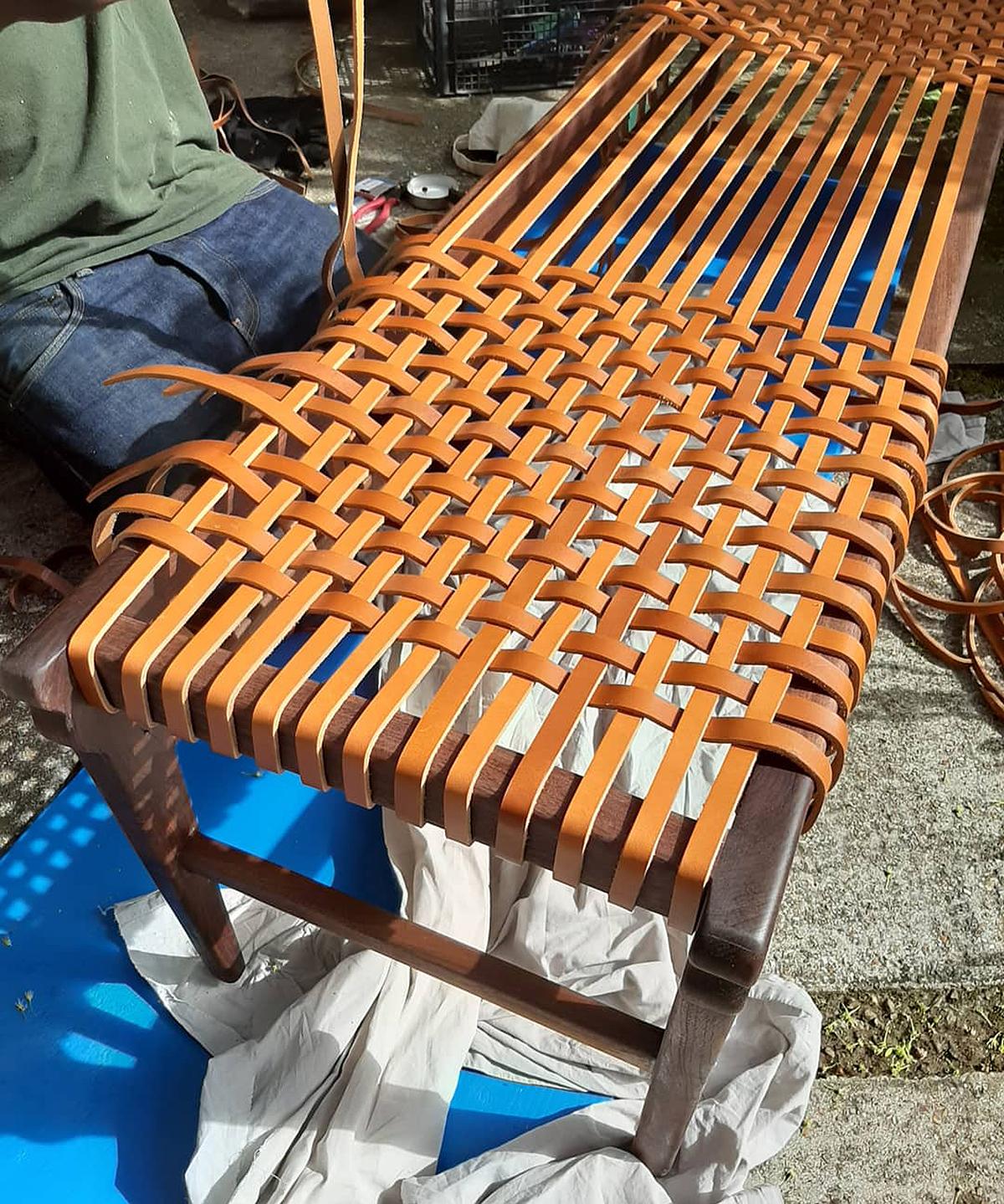Bench aus Nussbaumholz mit Leder Webbing.  im Zustand „Gut“ im Angebot in Saint Leonards-on-sea, England
