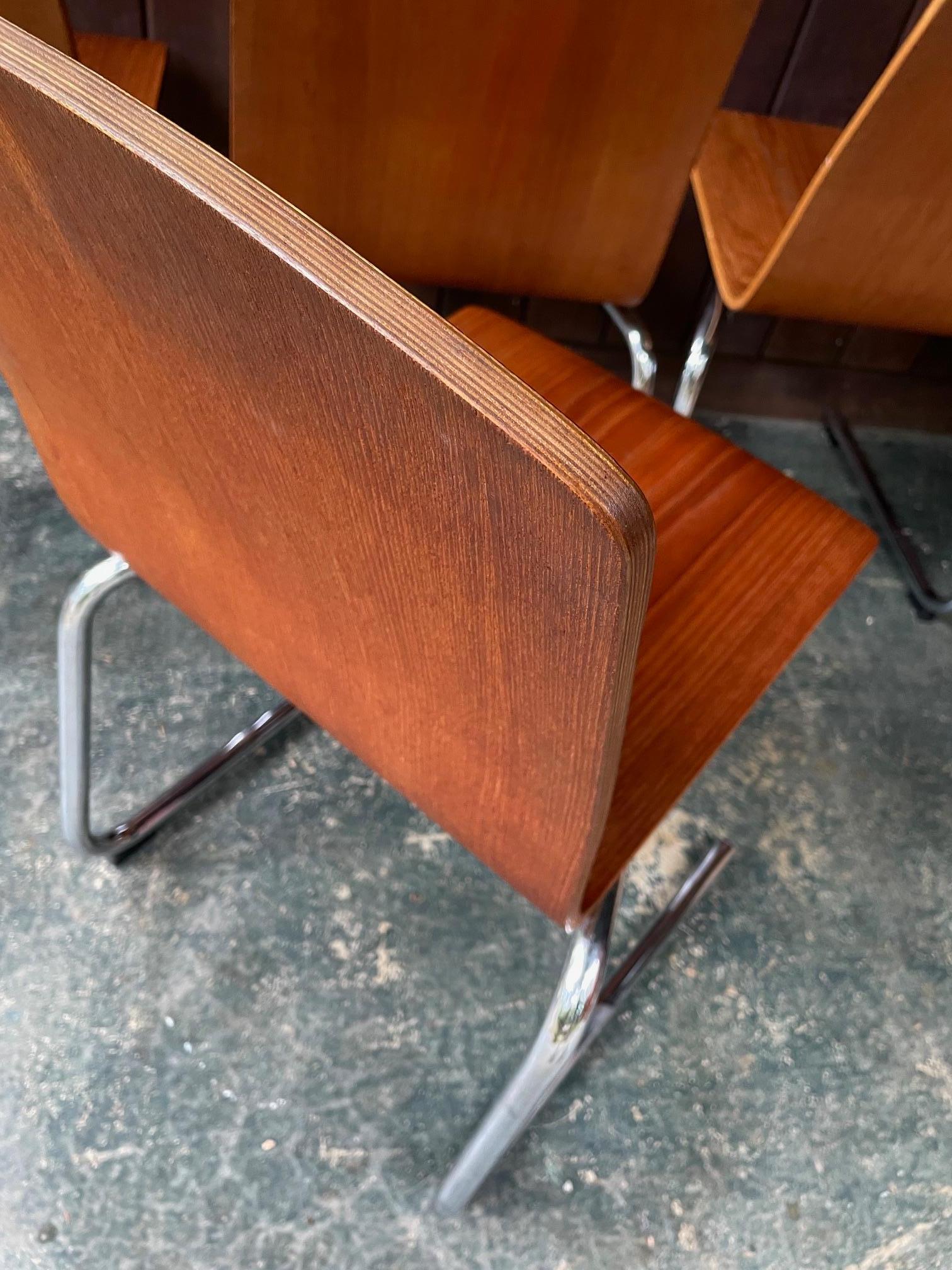 Set di sedie da pranzo impilabili in legno di noce Vintage Mid-Century Post-Modern anni '80 in vendita 2