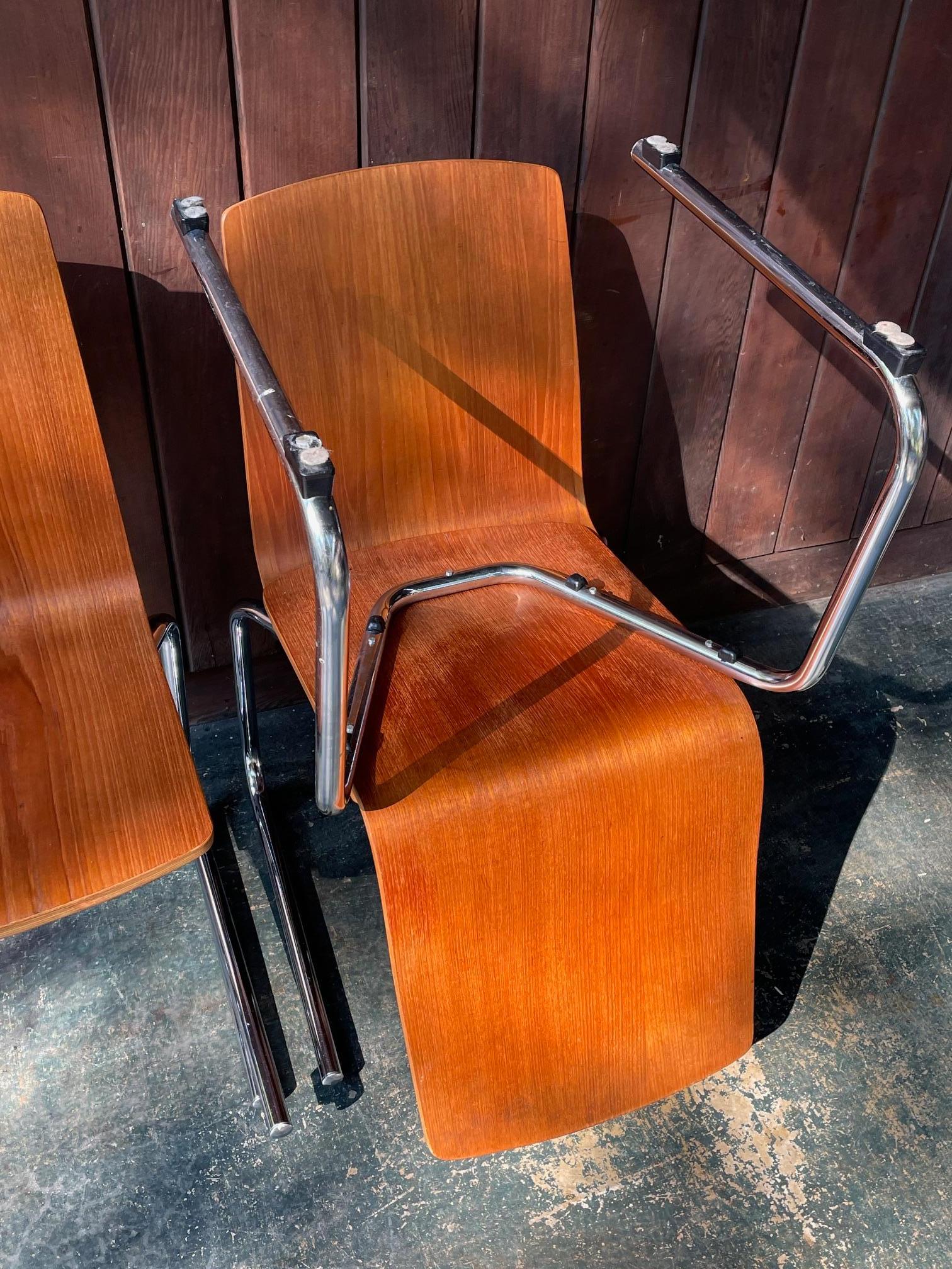 Ensemble de chaises de salle à manger empilables vintage Mid-Century Post-Modern 1980 en vente 3