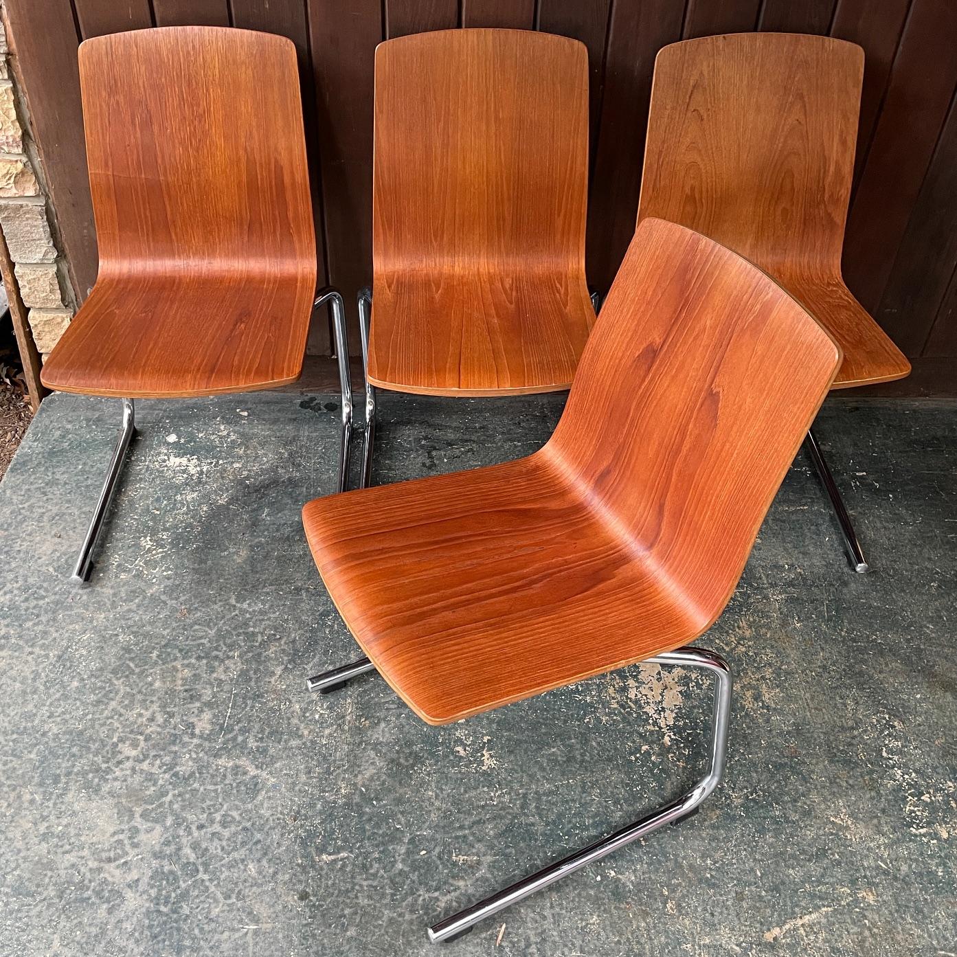 Scandinave moderne Ensemble de chaises de salle à manger empilables vintage Mid-Century Post-Modern 1980 en vente