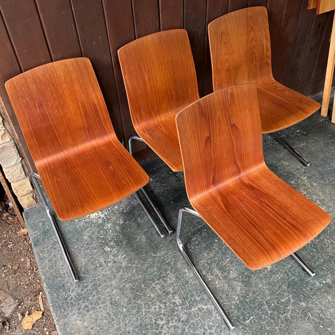 Moulé Ensemble de chaises de salle à manger empilables vintage Mid-Century Post-Modern 1980 en vente