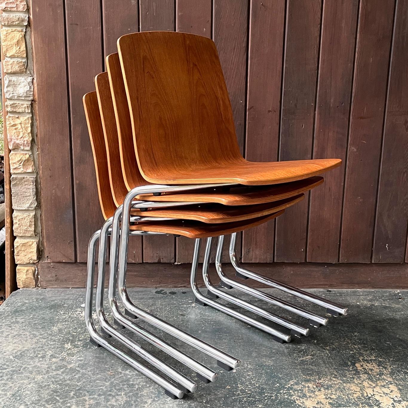Fin du 20e siècle Ensemble de chaises de salle à manger empilables vintage Mid-Century Post-Modern 1980 en vente