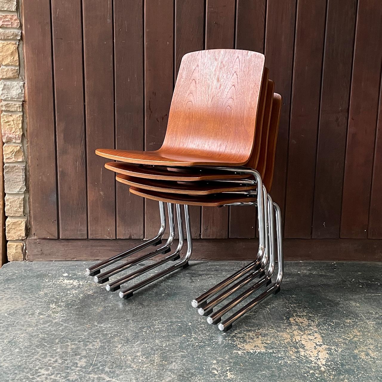 Bois cintré Ensemble de chaises de salle à manger empilables vintage Mid-Century Post-Modern 1980 en vente