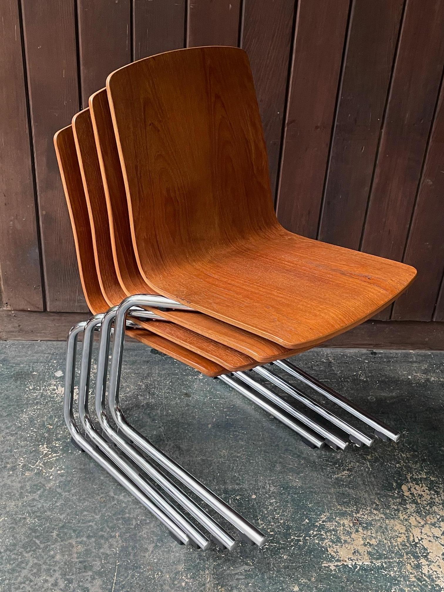 Ensemble de chaises de salle à manger empilables vintage Mid-Century Post-Modern 1980 en vente 1
