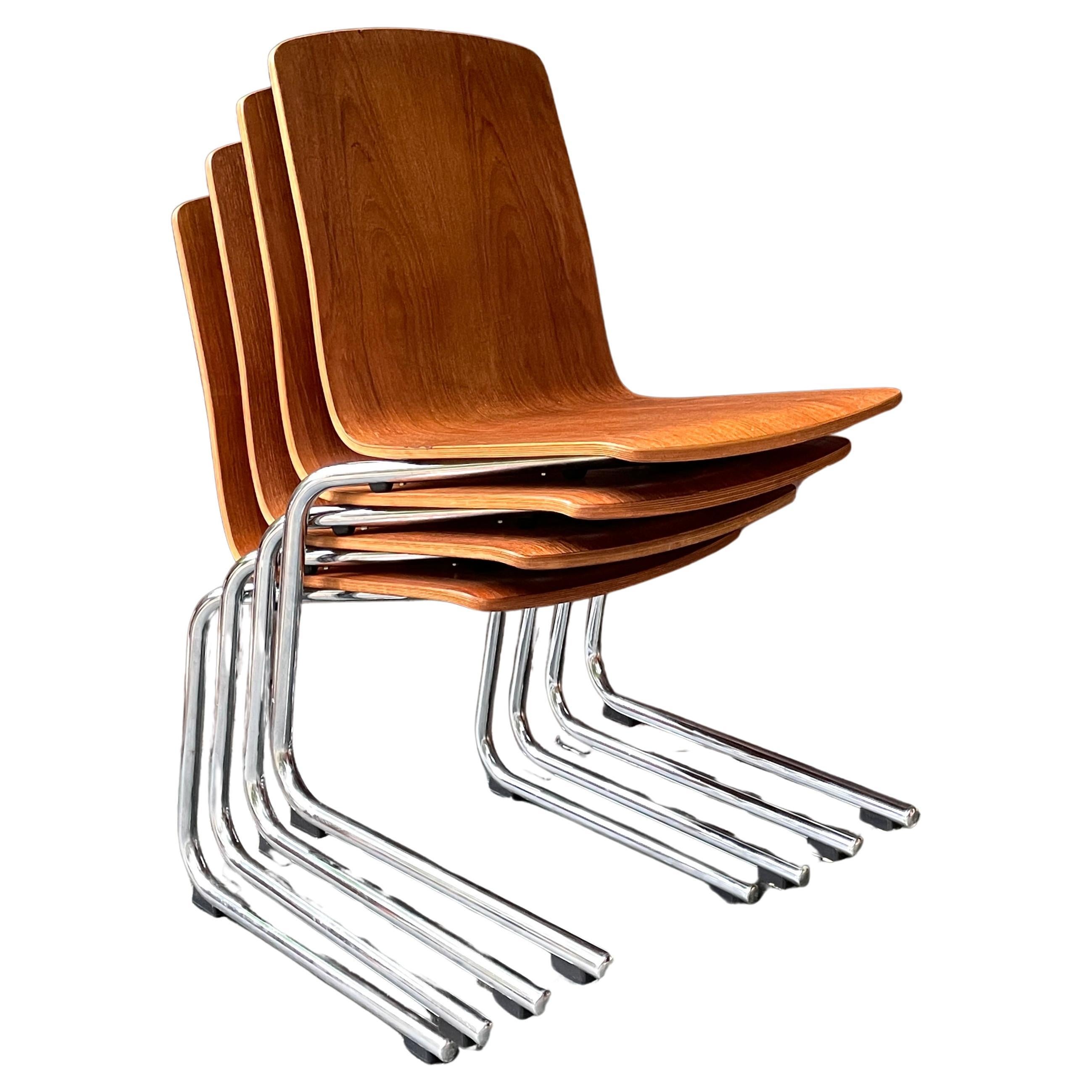 Ensemble de chaises de salle à manger empilables vintage Mid-Century Post-Modern 1980