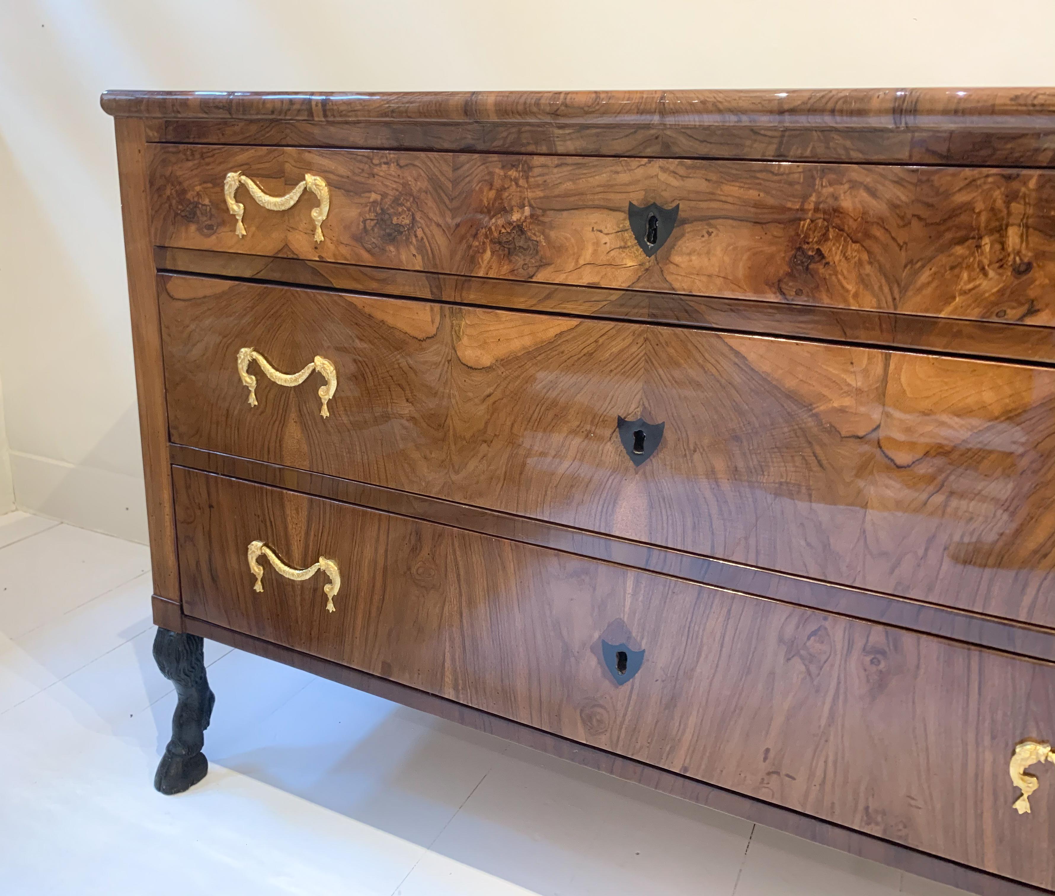 Walnut Biedermeier Chest of Drawers with Ebonized Wood and Brass Handles, 1820s In Good Condition In Brussels, BE