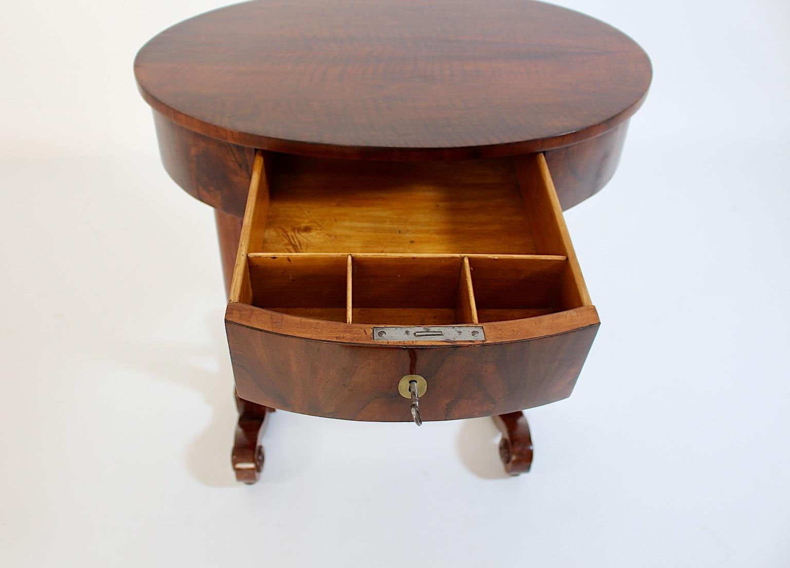 Walnut Biedermeier Oval Side Table Sewing Table circa 1825 Vienna For Sale 10