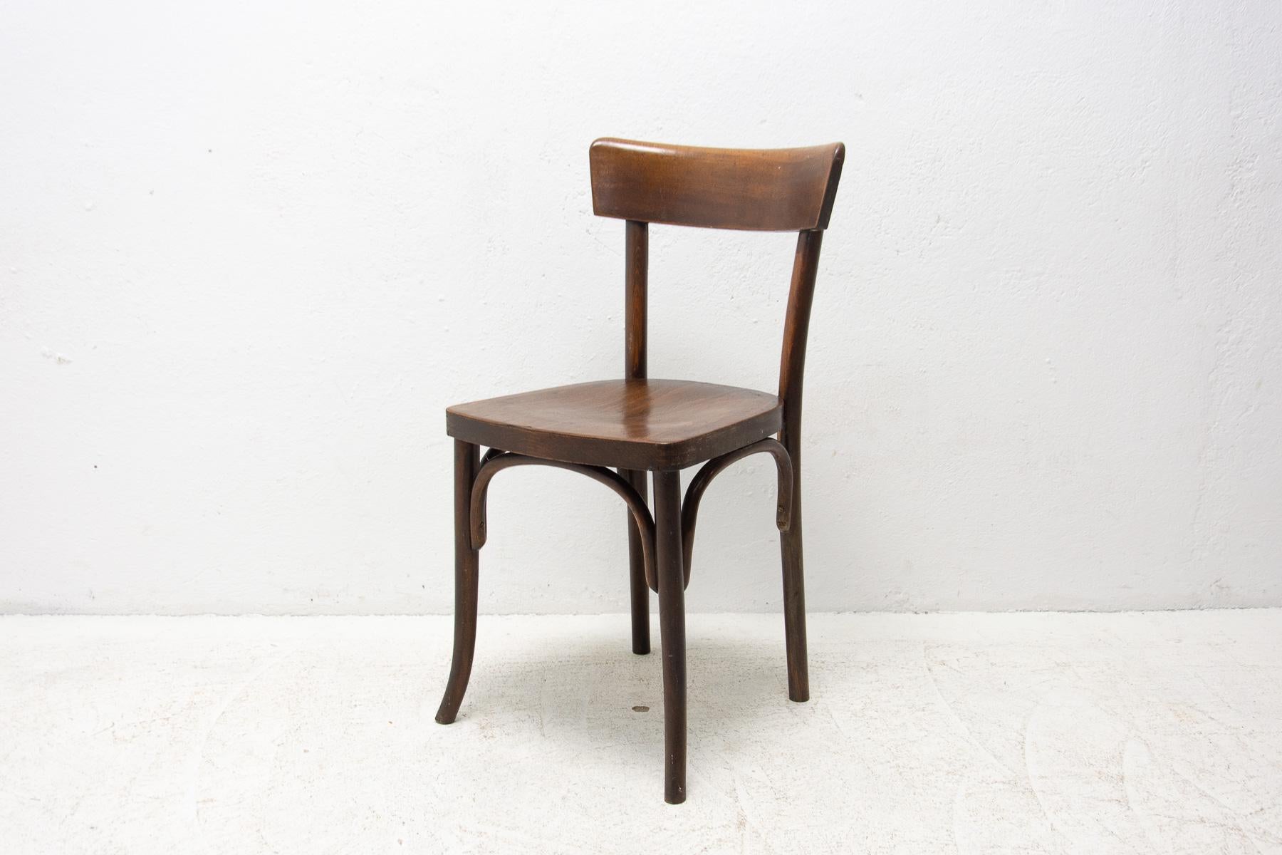 Dining chairs Thonet, made in the Czechoslovakia in the 1920´s. It´s made walnut. In very good Vintage condition, showing signs of age and using.

Measures: Height: 82 cm

Seat: 40 x 40 cm

Seat height: 46 cm.