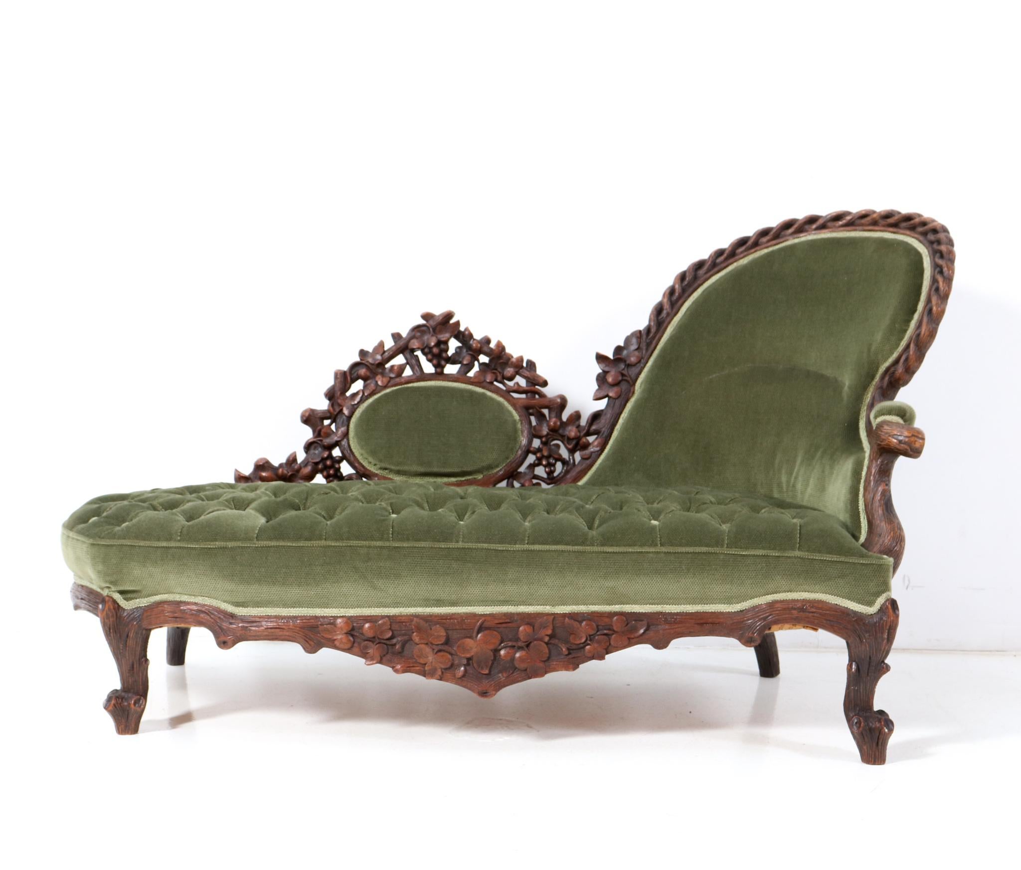 Magnificent and ultra rare Black Forest chaise longue.
Design by Matthijs Horrix for the famous Dutch cabinet makers Horrix Den Haag.
Striking Dutch design from the 1880s.
Solid hand-carved walnut base with green velvet upholstery.
This