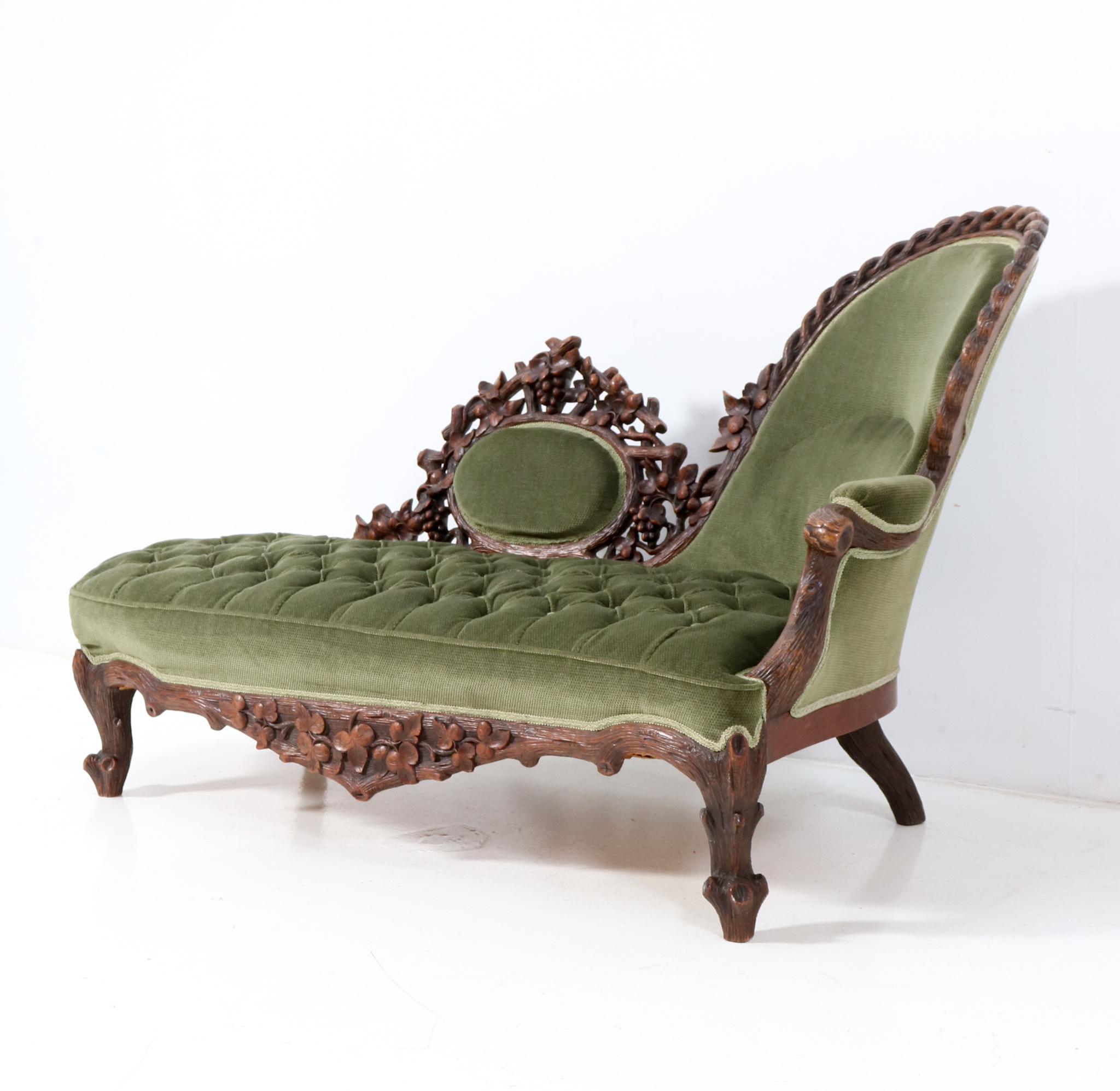 Walnut Black Forest Chaise Longue by Matthijs Horrix for Horrix Den Haag, 1890s In Good Condition For Sale In Amsterdam, NL