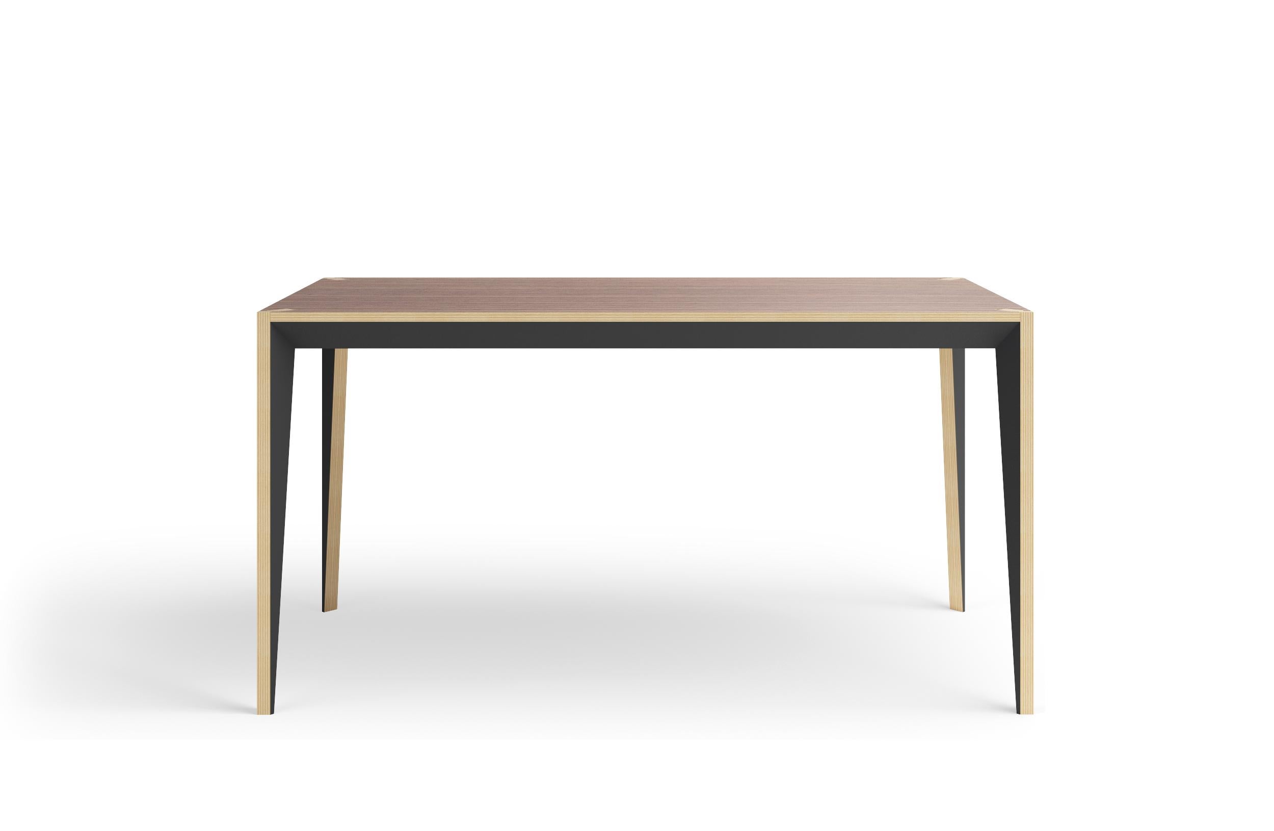 Die facettierte Geometrie des MiMi-Tisches, die klare Linien mit warmen Materialien verbindet, schafft ein schlankes, elegantes Profil, das von lackierten Oberflächen unterbrochen wird, die das Licht einfangen. Dieses moderne und anmutige Design