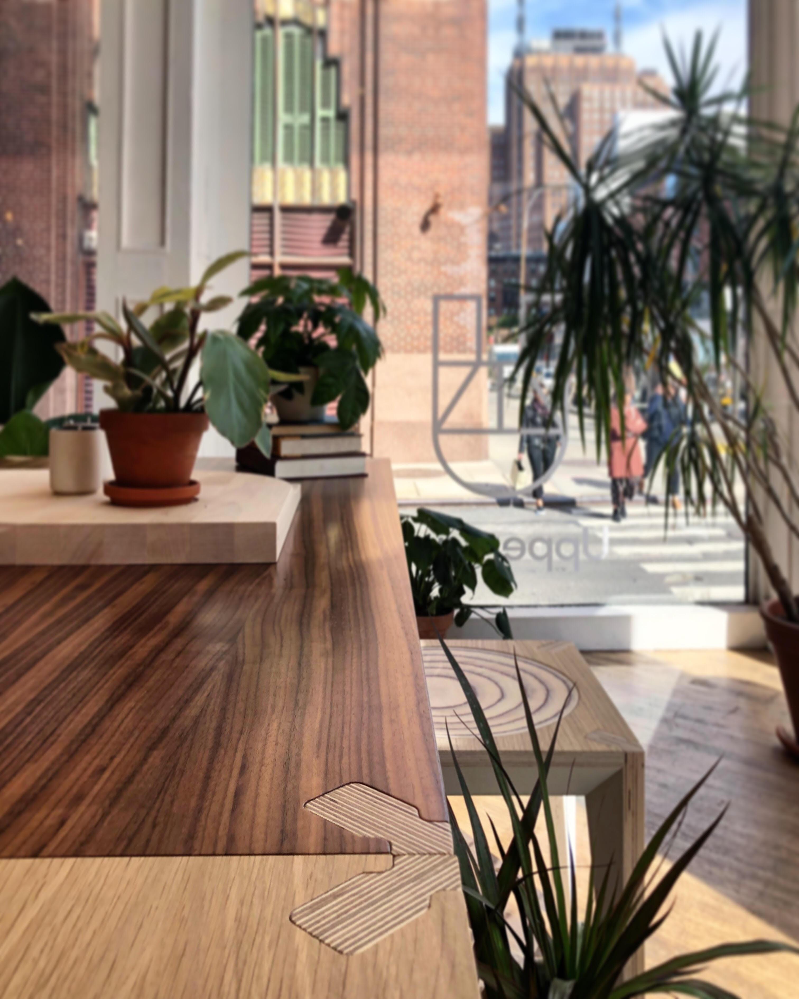 Schwarzer MiMi-Tisch aus Nussbaumholz von Miduny, hergestellt in Italien im Zustand „Neu“ im Angebot in Brooklyn, NY