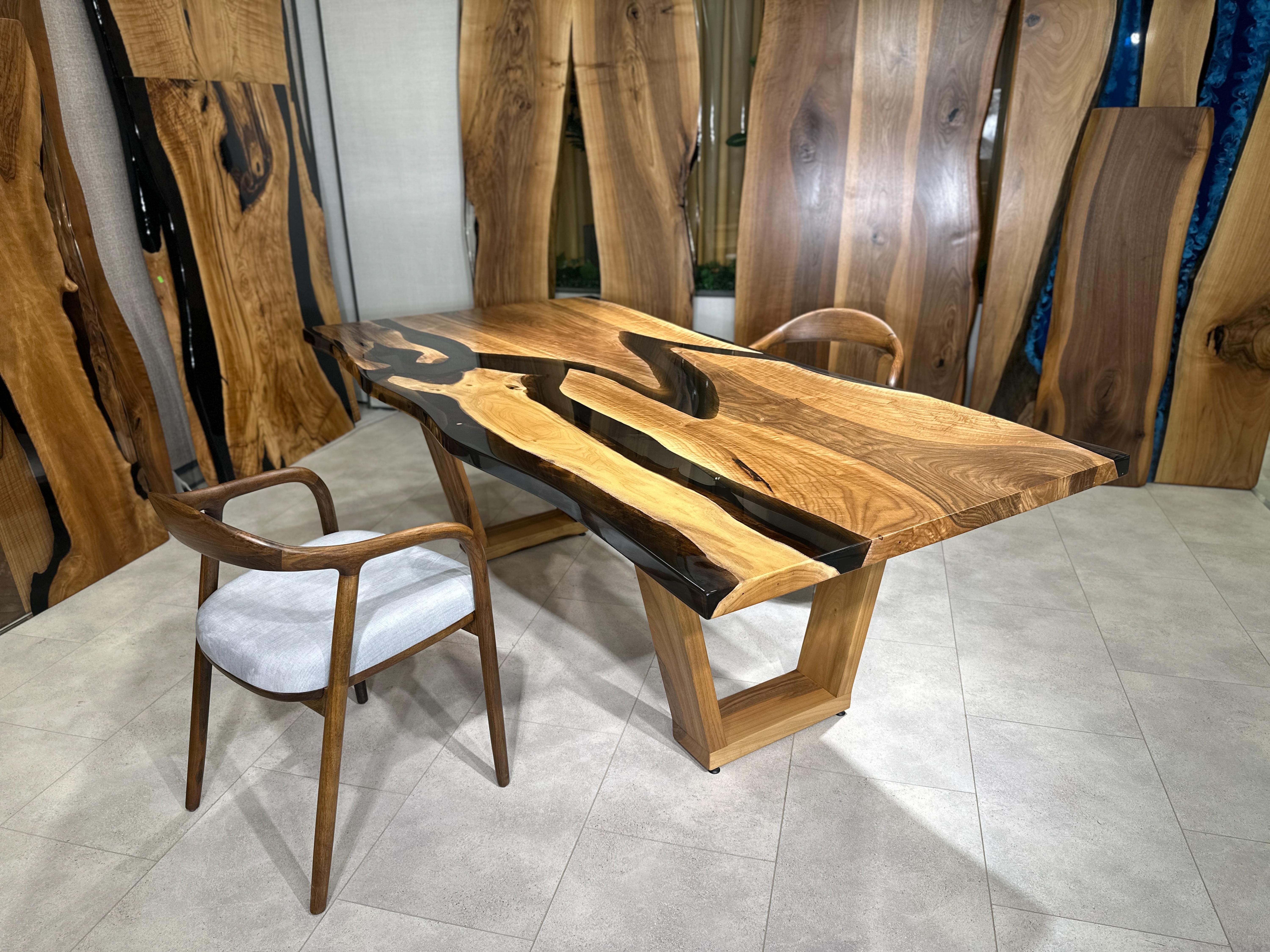 Table en noyer en résine époxy noire transparente

Cette table est fabriquée en bois de noyer et en époxy noir transparent. 

Des tailles, des couleurs et des finitions personnalisées sont disponibles !