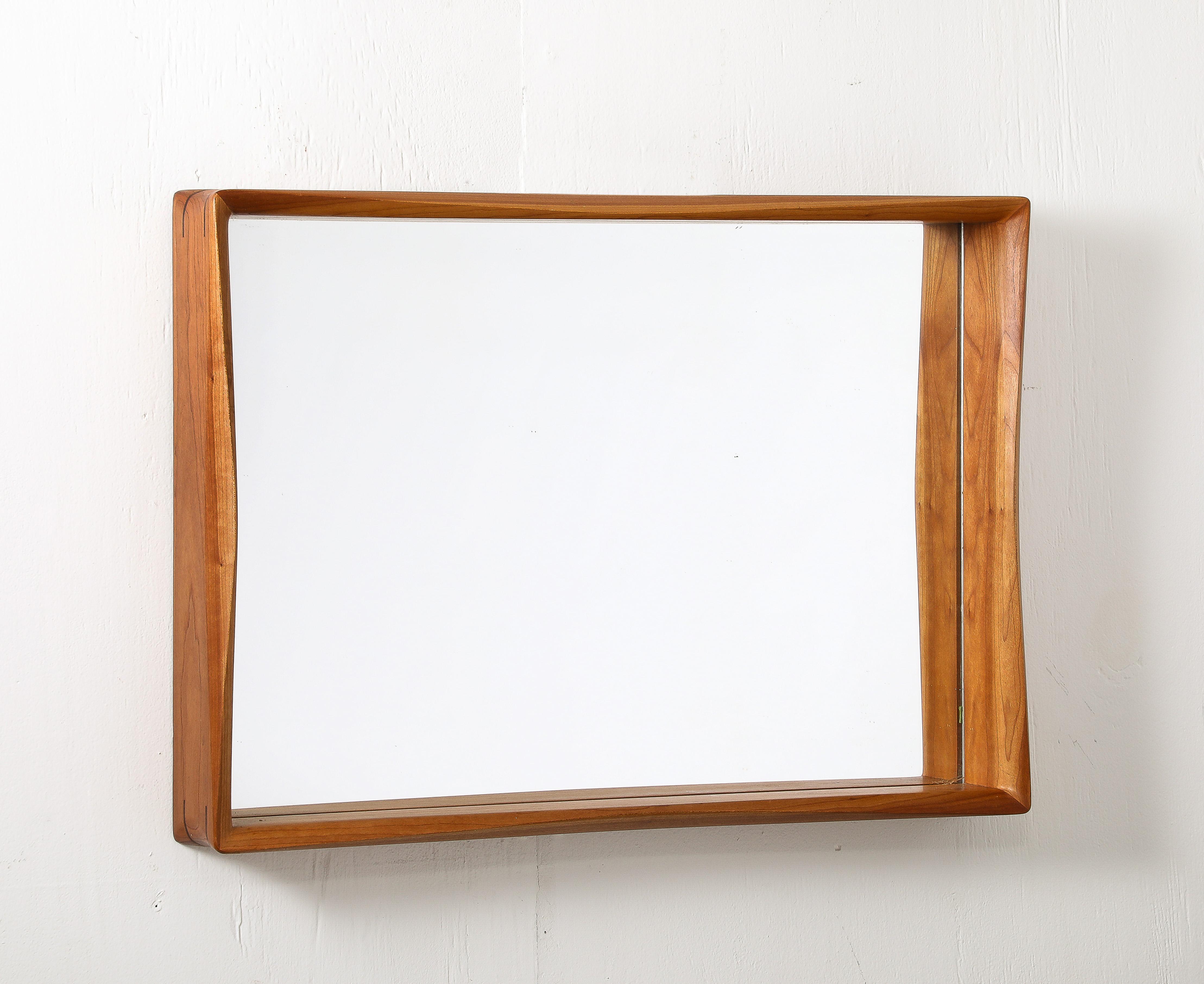 Miroir élégamment sculpté avec une menuiserie distinctive, très probablement une production californienne, rappelant le style de Sam Maloof.
