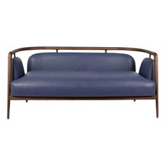 Divano moderno Essex in noce e pelle blu