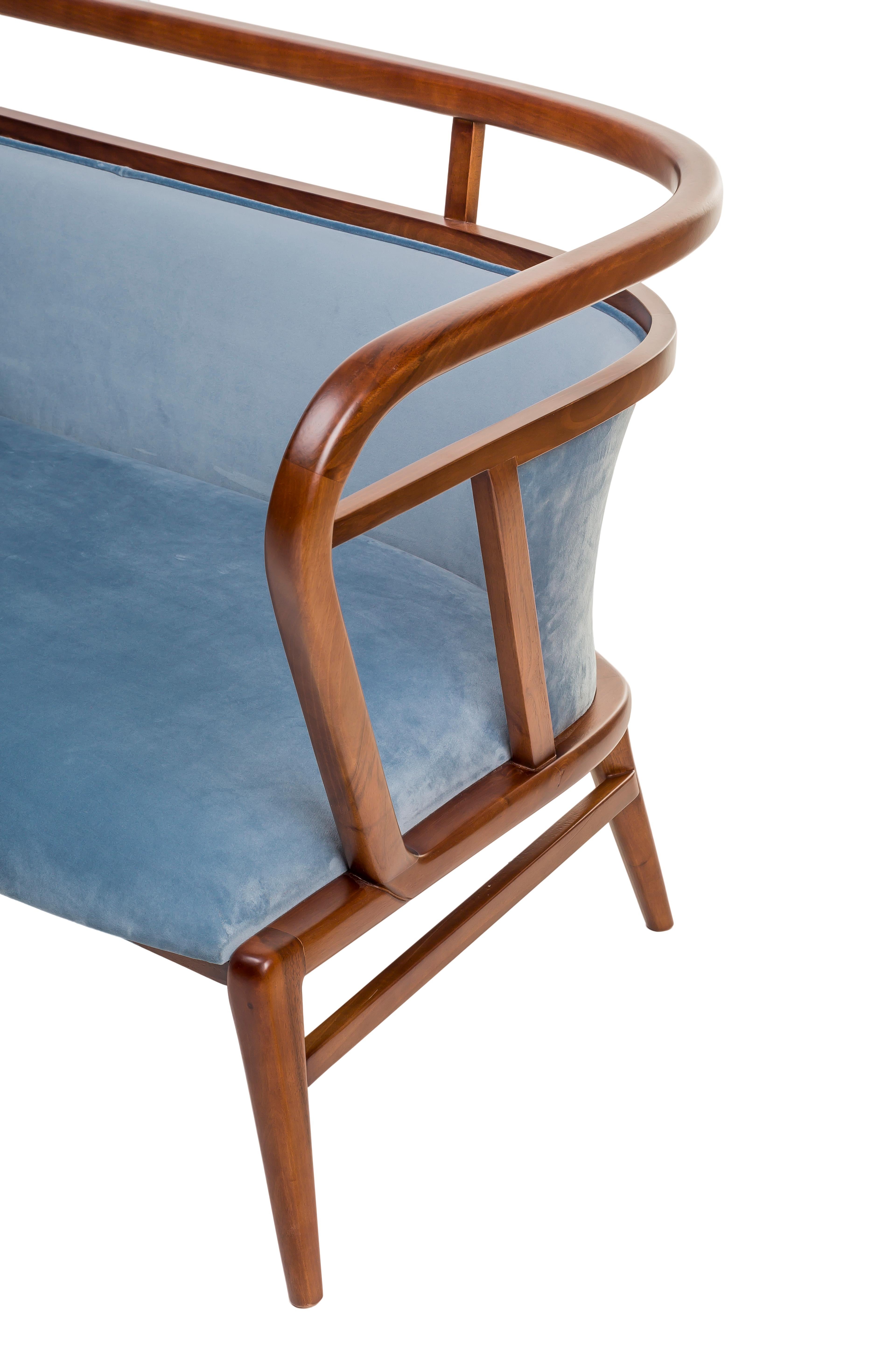 Scandinavo moderno Divano Impero moderno in noce e velluto blu in vendita