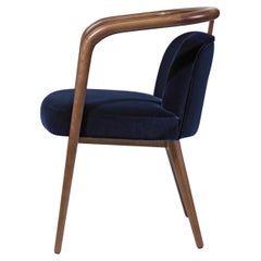 Nussbaum, blauer Samt Modern Essex Arm Chair